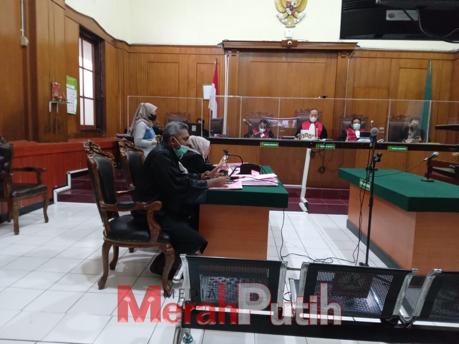 JPU Nurhayati membacakan tuntutan terhadap terdakwa Mujiono terbukti bersalah secara sah dan menyakinkan melanggar Pasal 363 ayat 4 KUHP dengan Pidana penjara selama 7 bulan di PN surabaya, Kamis (9/2) I MMP I Totok