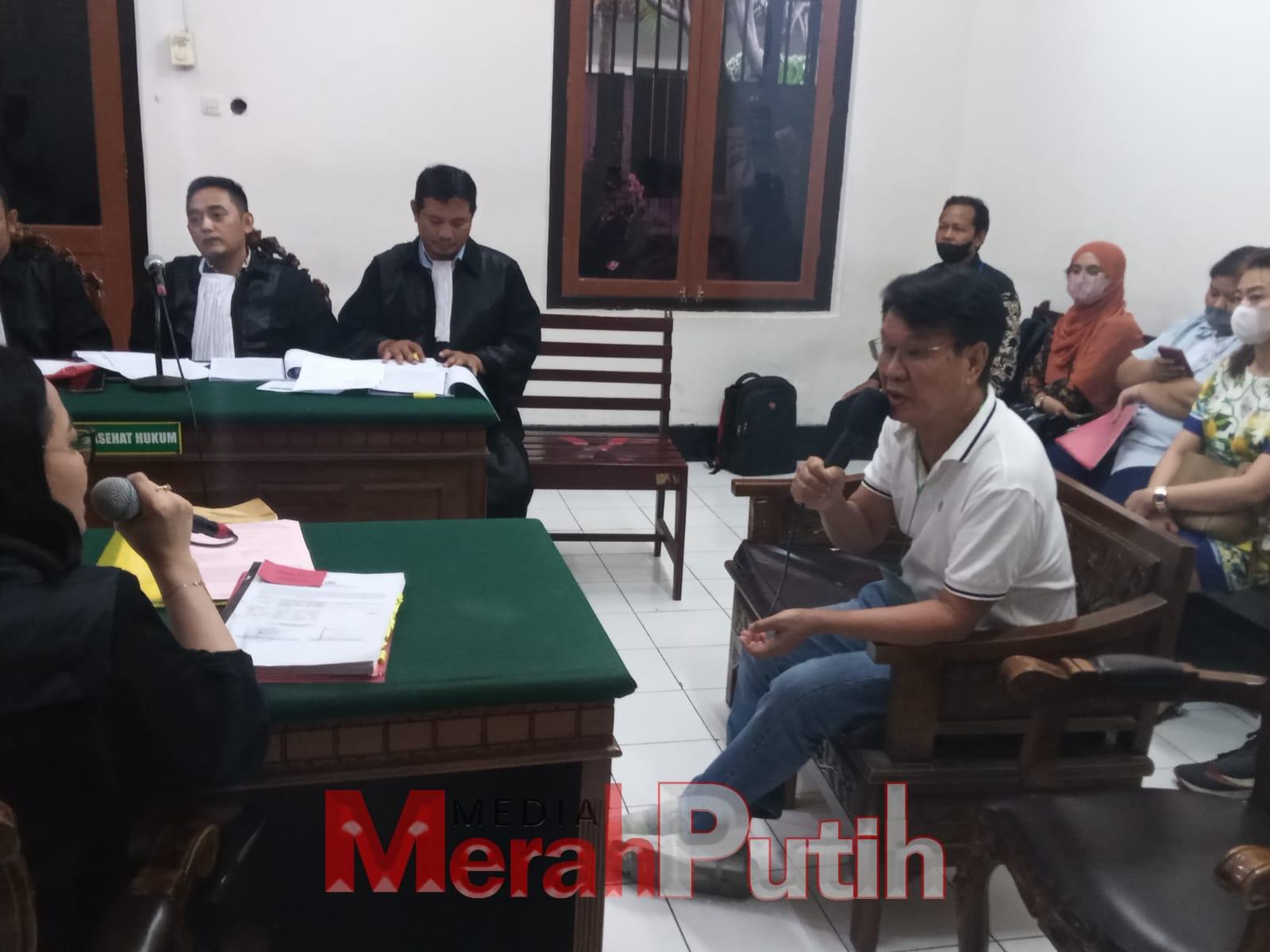 Judi Johanis saat memberikan kesaksian di ruang garuda 2 Pengadilan Negeri Surabaya I MMP I Totok