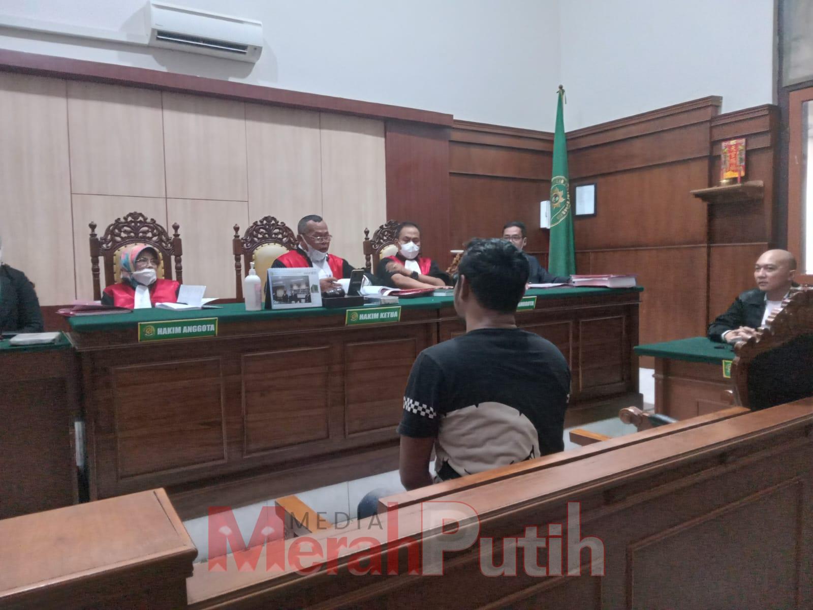 Terdakwa kurir sabu saat menjalani sidang di PN Surabaya, Rabu (1/2) mendengarkan keterangan saksi penangkapan dari anggota Satnarkoba Polrestabes Surabaya I MMP I Ti0