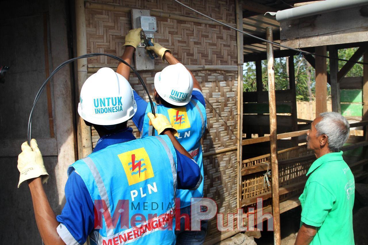 Petugas PLN melakukan penyambungan listrik baru khususnya para pelanggan 450 Volt Ampere (VA) I MMP I dok PLN