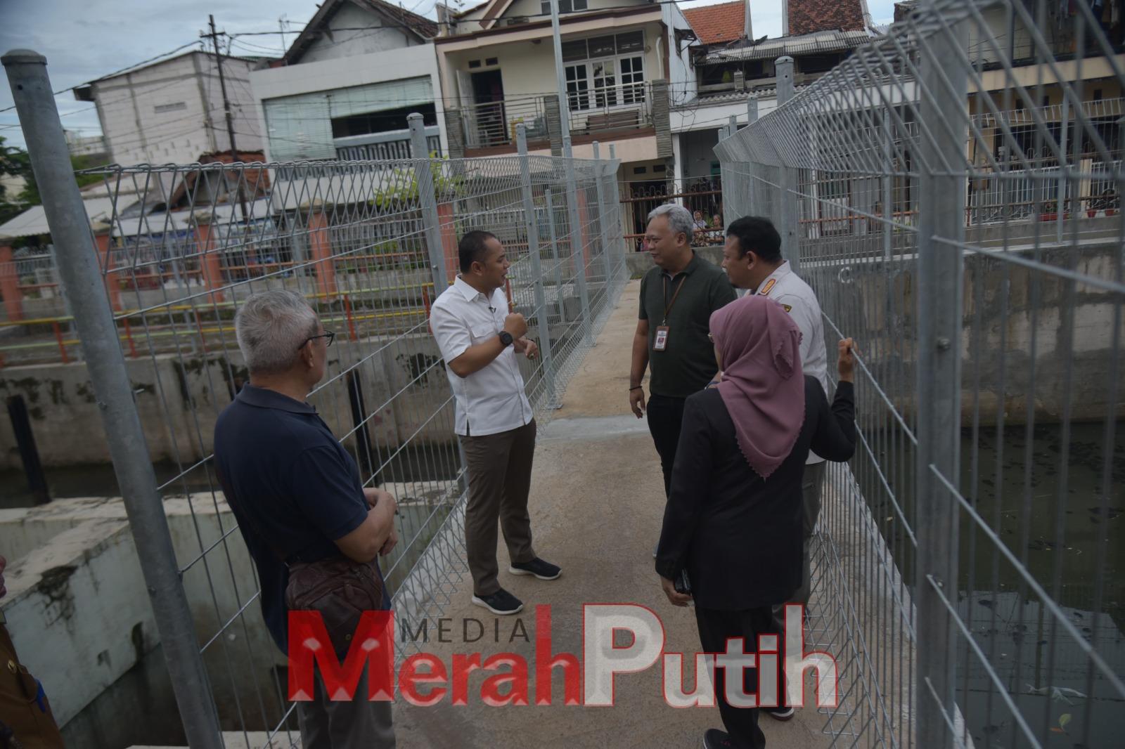 Sidak progres penambahan kapasitas rumah pompa di Kalidami, kawasan Jalan Dharmawangsa, Kertajaya, dan sekitarnya guna mengatasi genangan air di Surabaya ketika diguyur hujan I MMP I dok humas. 