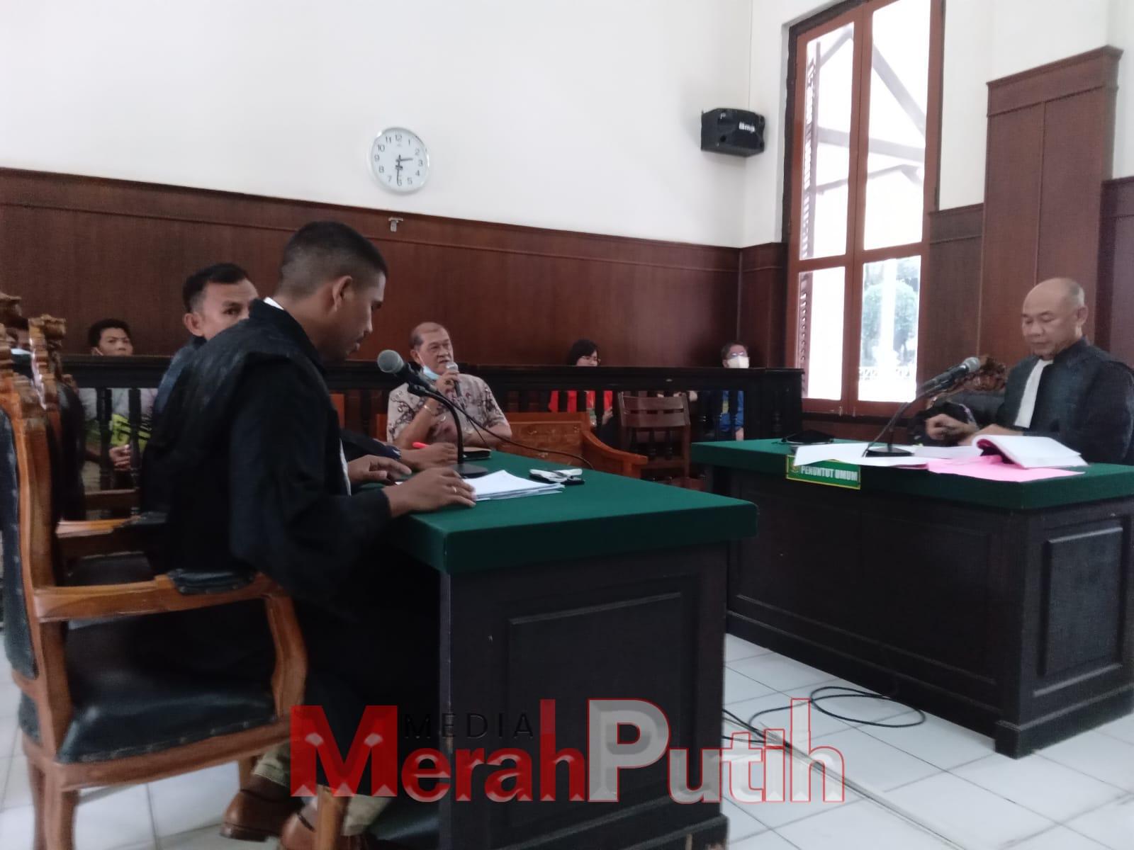 R. Affitantho Setyabudhy selaku kuasa PT Ebara Indonesia, Suryawan Kurnia dan Windi Dwi Setiani memberikan kesaksiannya terkait dugaan pemalsuan hak merek pompa air Ebera yang di palsukan oleh terdakwa Miko Darmanto, Senin (6/2) di PN Surabaya I MMP I To