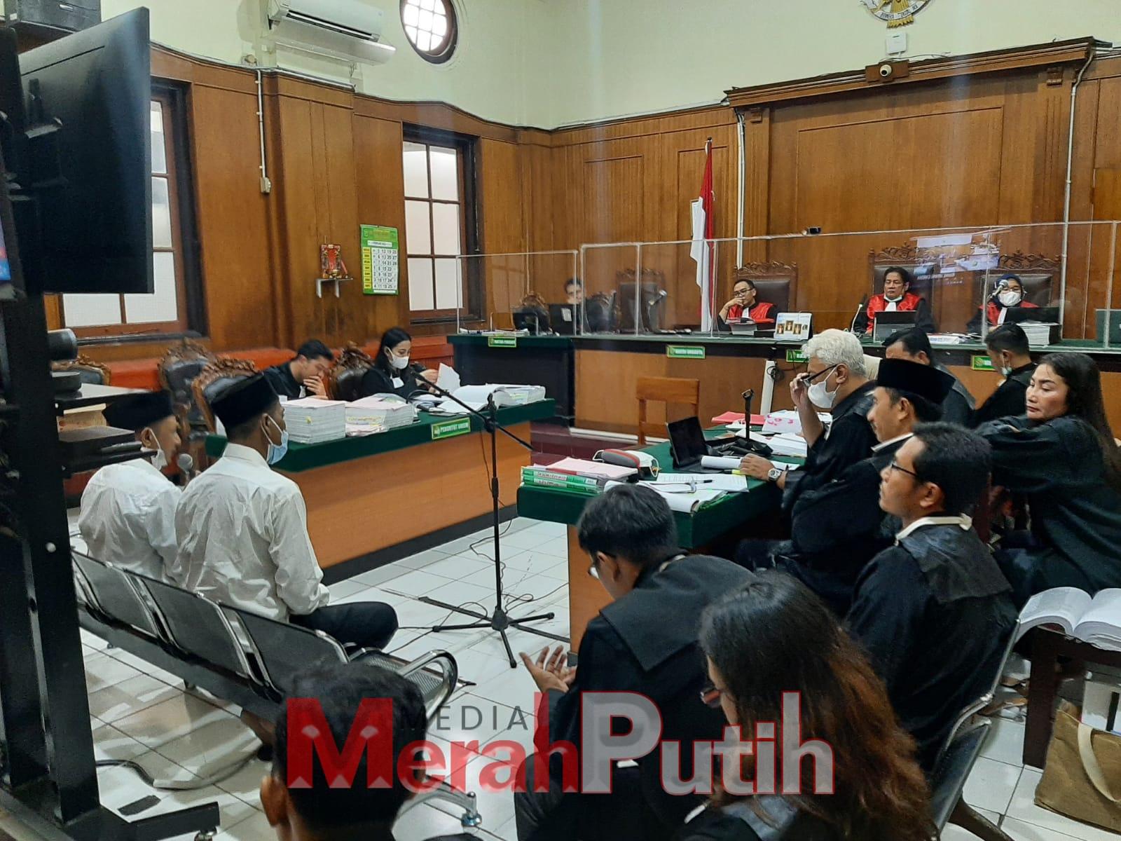 Di dalam fakta sidang saksi sekaligus terdakwa dalam perkara dugaan BBM penggelapan laut. Edi Setyawan membongkar kembali perkara penyekapan dirinya oleh Direktur Utama (Dirut) PT Meratus Line, di PN Surabaya, Jumat (10/2) I MMP I Totok.