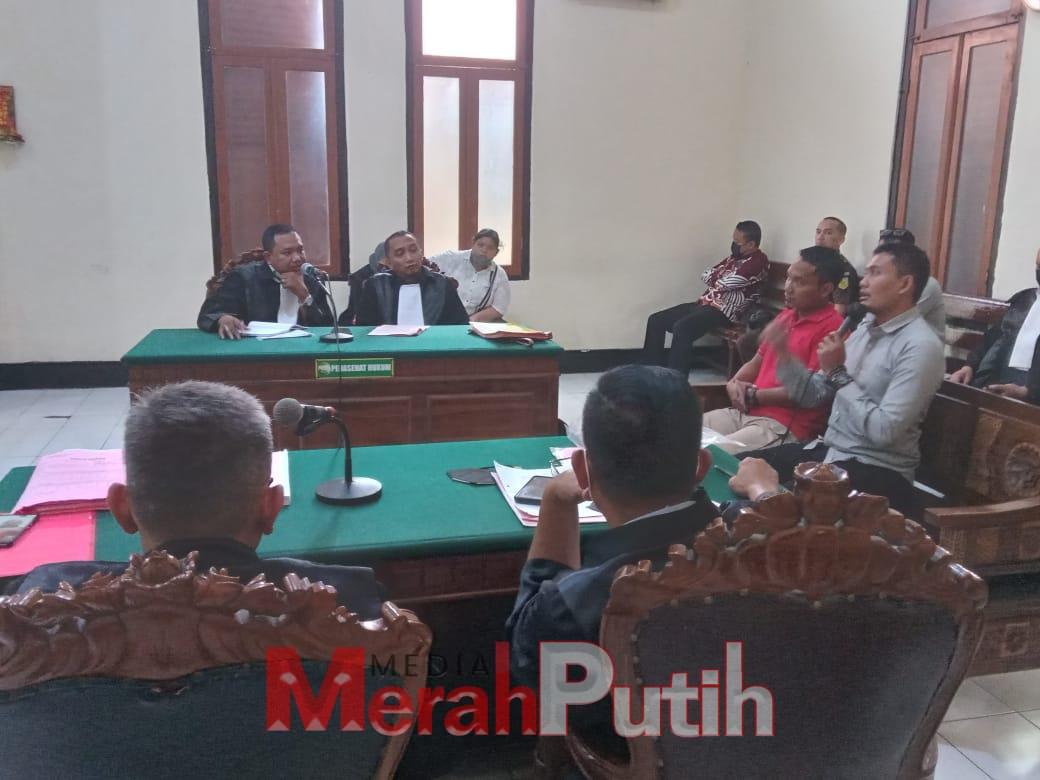 Saksi korban M.Bukhori dan Indung Kisworo memberikan keterangan terkait pengeroyokan terhadap keduanya saat acara acara bedah buku yang diselenggarakan Unit Kegiatan Mahasiswa (UKM) Persaudaraan Setia Hati Terate (PSHT) UINSA di PN Surabaya, Selasa (21/2)