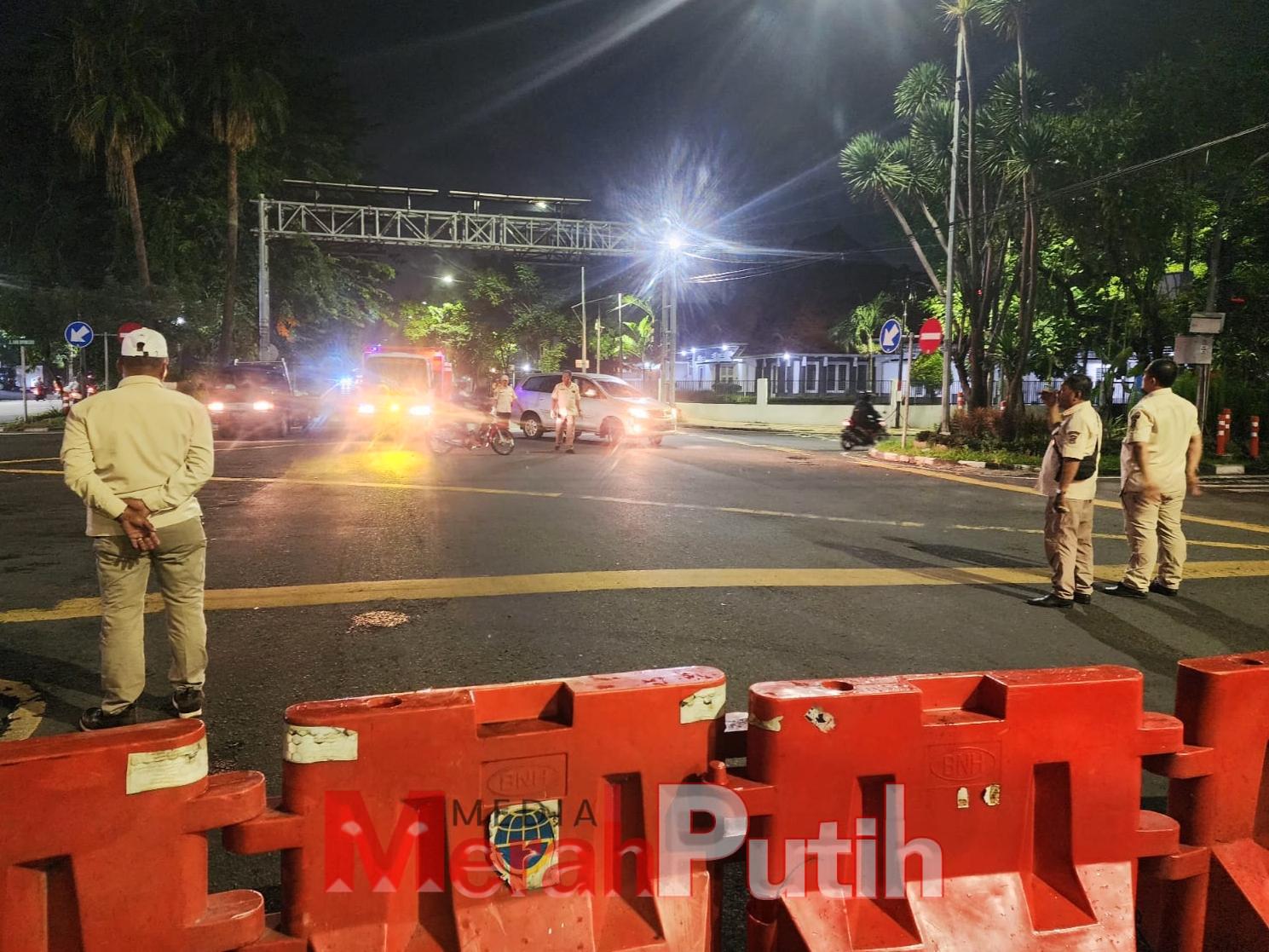 Petugas gabungan memasang barrier untuk mengantisipasi terjadinya balap liar yang kerap mengganggu kenyamanan warga kota. Sebab, balap liar biasanya memiliki track panjang dengan kondisi aspal halus. Selain itu, lokasi yang dipilih biasanya juga terdapat 