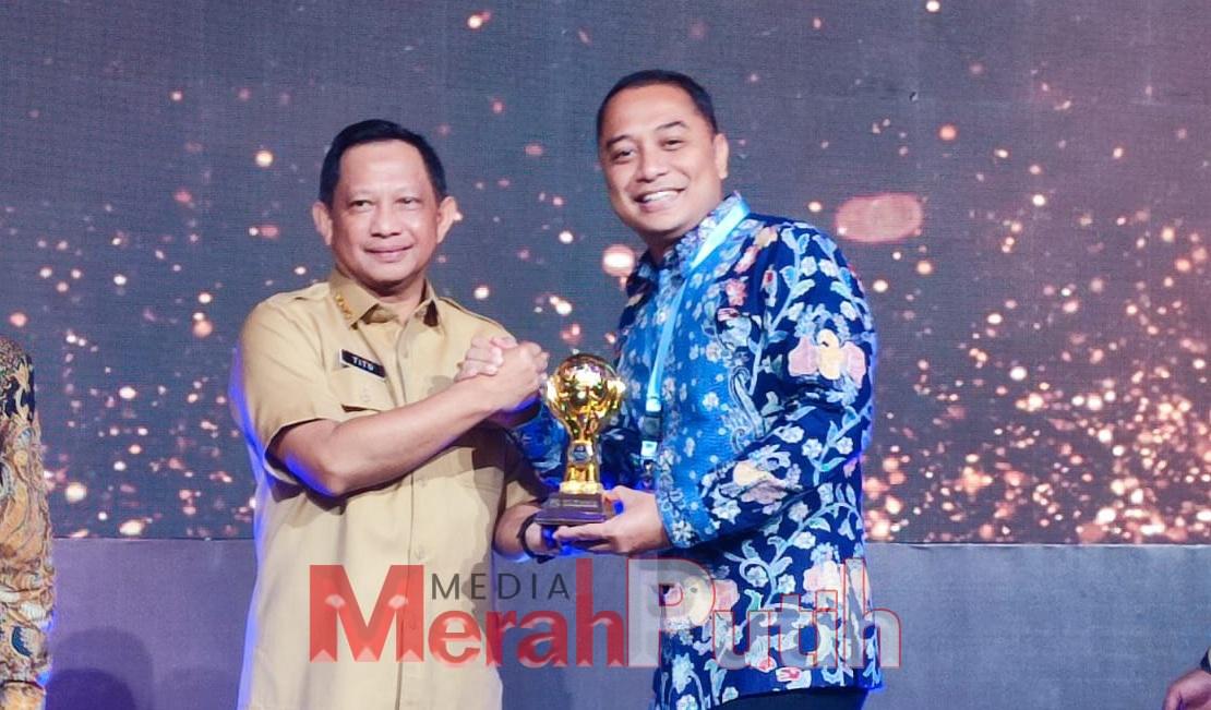 Wali Kota Eri Chyadi usai menerima menerima penghargaan Universal Health Coverage (UHC) Award dari BPJS Kesehatan Pusat. Capaian itu diraih setelah 96,89 persen warga Surabaya yang telah dicover Jaminan Kesehatan Semesta (JKS), di Balai Sudirman, Tebet, 