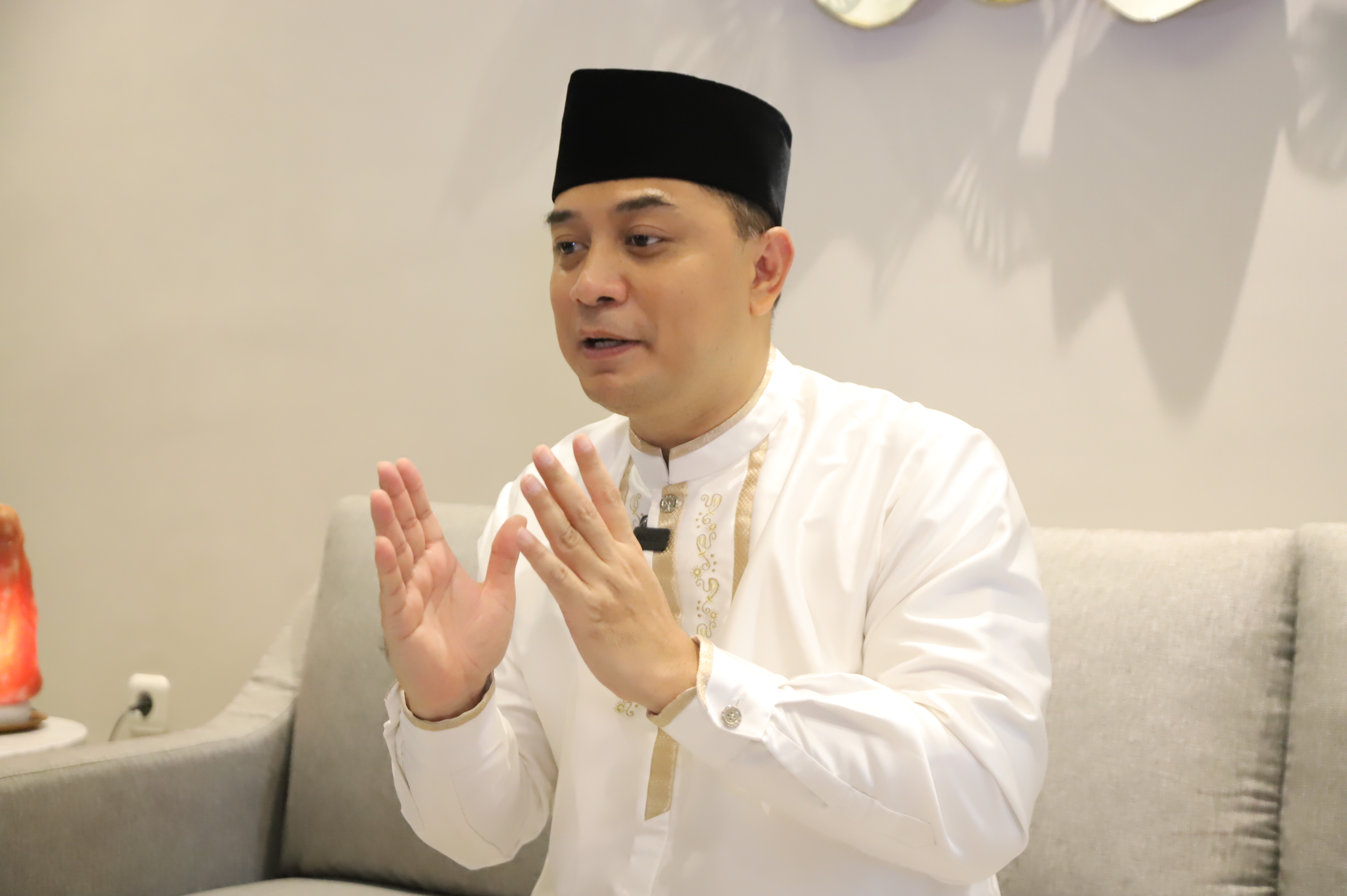 Wali Kota Eri Cahyadi memberikan pesan penting kepada warga Surabaya yang akan melaksanakan mudik lebaran atau pulang ke kampung halaman informasi kepada RT/RW setempat. Selain itu bagi warga yang tidak mudik ia berpesan agar lebih care atau peduli terhad