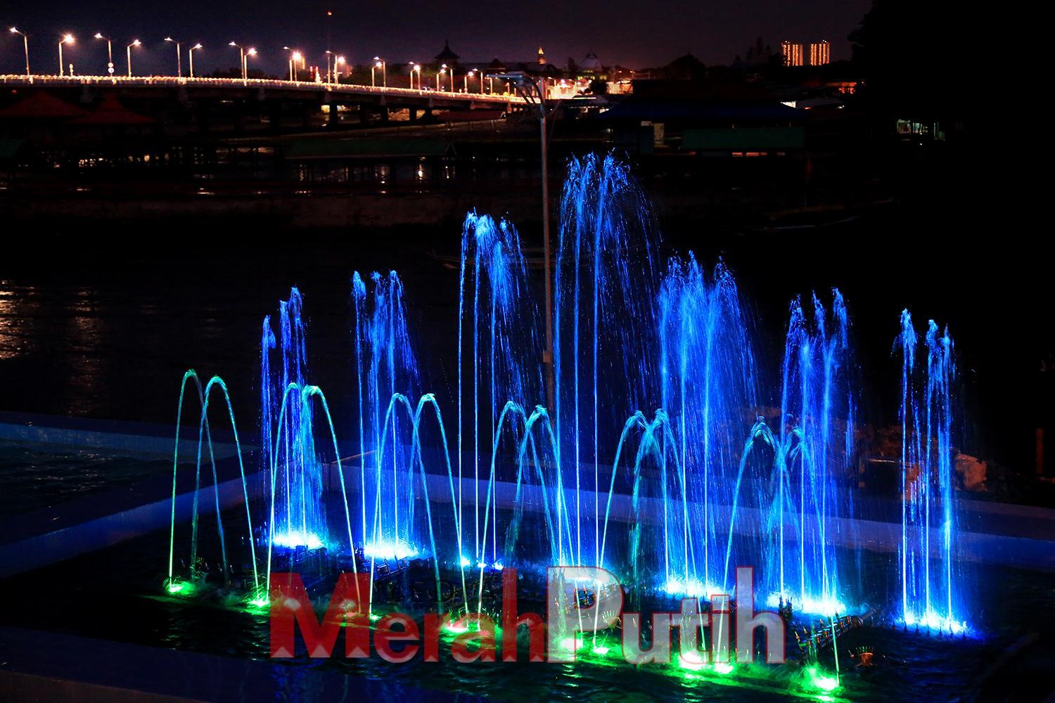 Pesona air mancur menari di Jembatan Suroboyo nambah indah di malam hari dengan pernik warna warni hiasan lampu yang dibarengi dengan tarian air mancur tersebut yang terletak di kawasan Kenjeran Surabaya I MMP I dok.