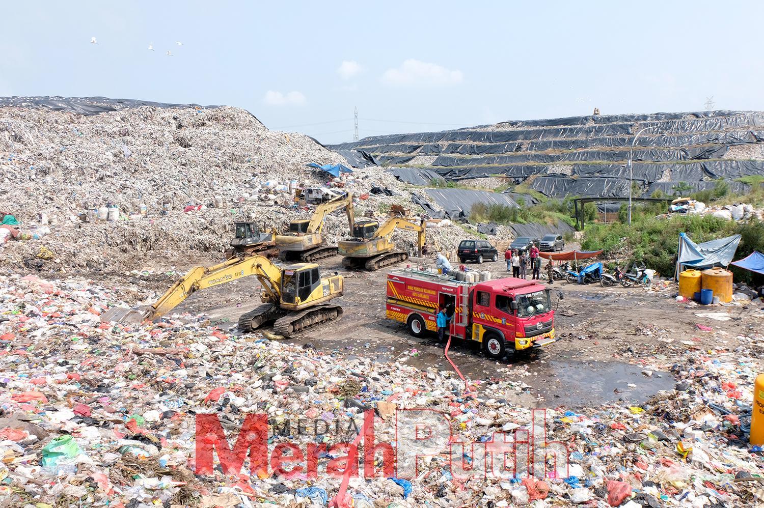 Dinas Lingkungan Hidup (DLH) menggelar simulasi penyemprotan larutan organik penahan bau, di Tempat Pembuangan Akhir (TPA) Benowo, Jumat (24/3/2023) I MMP I dok.