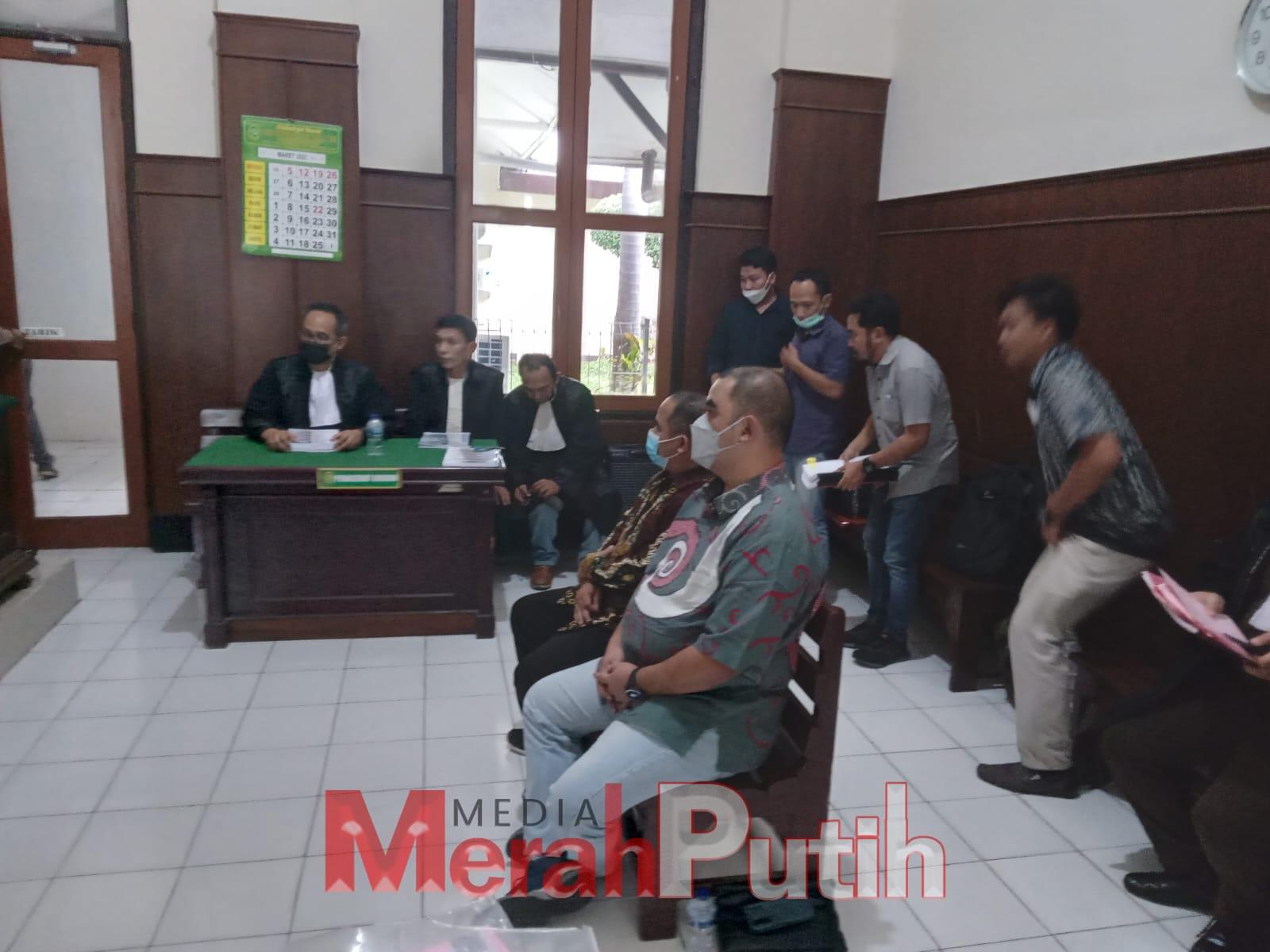 Dua Kurator Rochmad Herdito dan Wahid Budiman saat menjalani sidang dengan agenda pleidoi di Pengadilan Negeri (PN) Surabaya, Kamis (16/3) I MMP I Totok. 