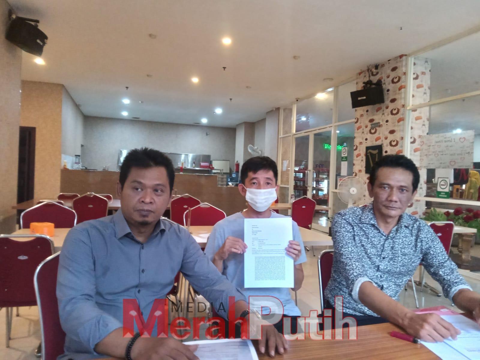 Tommy Han korban penipuan bersama penasihat hukumnya, Hendrix Kurniawan menunjukan Surat Pemberitahuan Perkembangan Penanganan Dumas (SP3D) dari Biro Pengaman Internal Divpropam Mabes Polri terkait perkara dugaan Obstruction Of Justice (OOJ) yang dilakuka