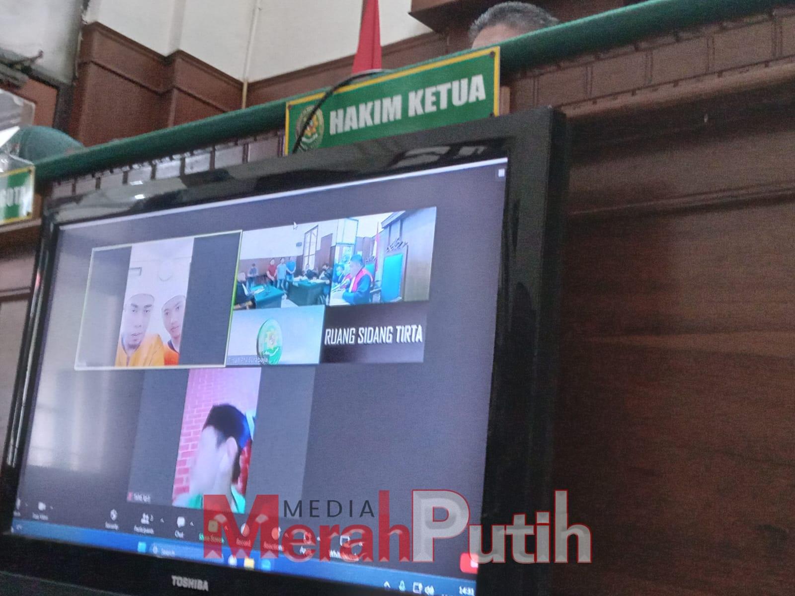 Terdakwa kasus peredaraan narkotika Hendra Kaisupy dan Muhammad Rizqi saat menjalani sidang di PN Surabaya, Selasa (28/3) I MMP I Totok.