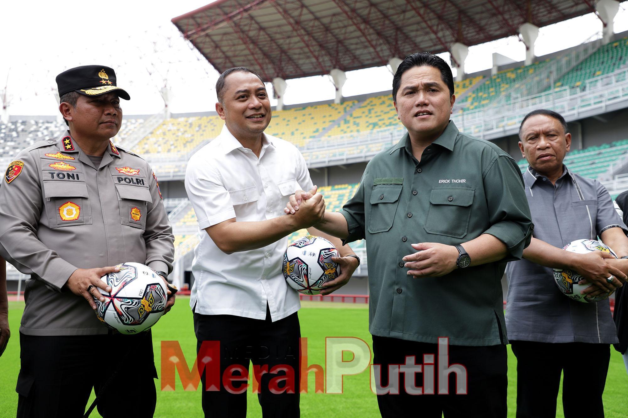 Ketum Persatuan Sepak Bola Seluruh Indonesia (PSSI) Erick Thohir melakukan kunjungan di Stadion Gelora Bung Tomo (GBT), Senin (13/3). Dalam kunjungan itu ia turut didampingi Wali Kota Surabaya, Eri Cahyadi serta Kapolda Jatim, Irjen Toni Hermanto. Eric pu