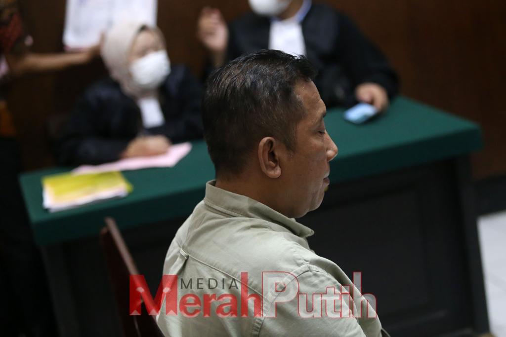 Famli alias Ramli dinilai hakim Pengadilan Negeri (PN) Surabaya bersalah melanggar Pasal 161 Undang-undang Pertambangan Mineral dan Batubara dalam mendanai penambangan batu hitam tanpa izin di Gorontalo. Hakim telah memvonis Famli hukuman pidana penjara s