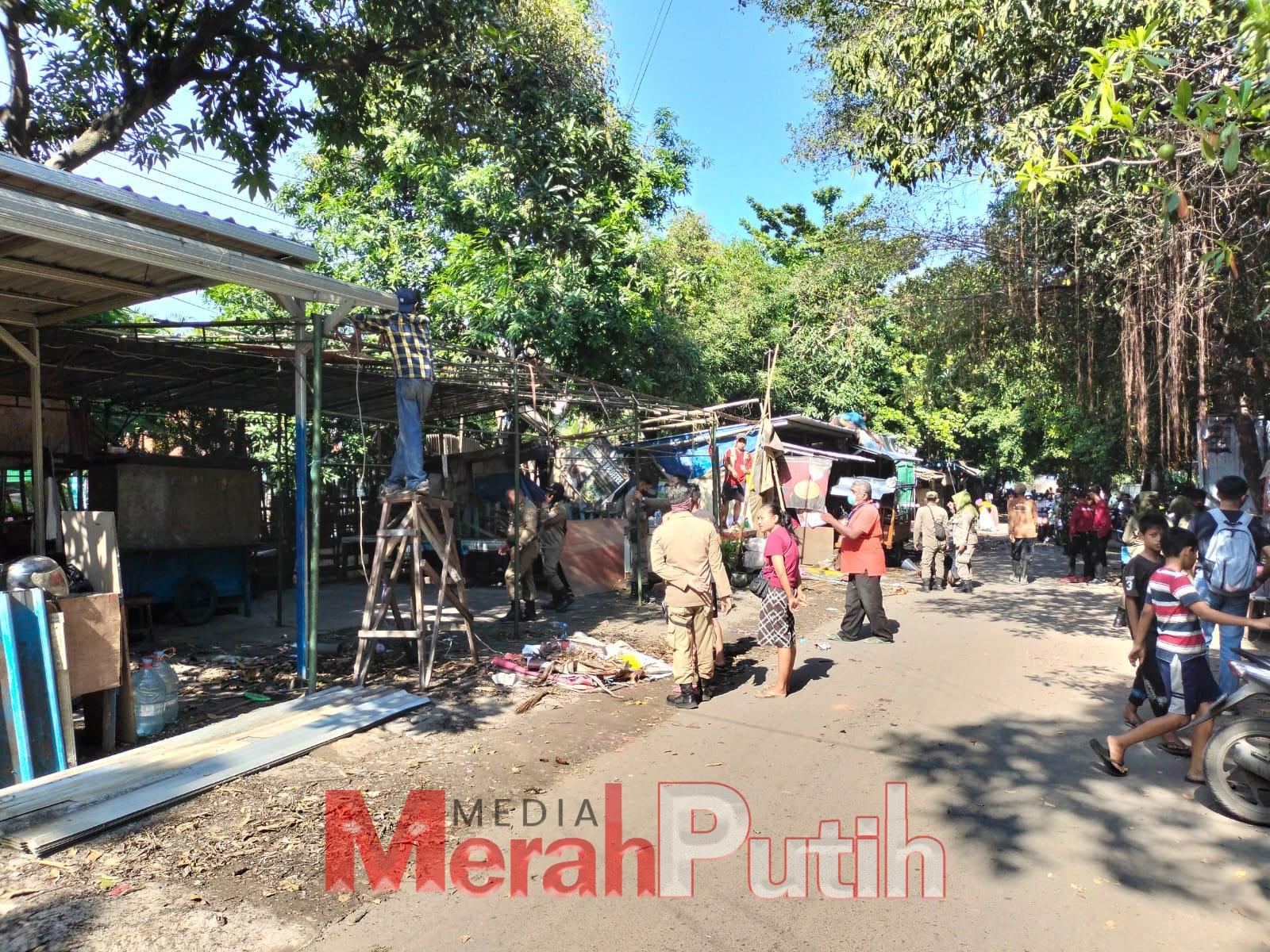 Surabaya melakukan penataan sentra Pedagang Kaki Lima (PKL) yang berada di Jalan Srikana. penataan juga dilakukan pada Lahan Pembuangan Sementara (LPS) maupun gerobak sampah yang ada di tempat tersebut supaya pedagang dan pembeli merasa lebih bersih dan n