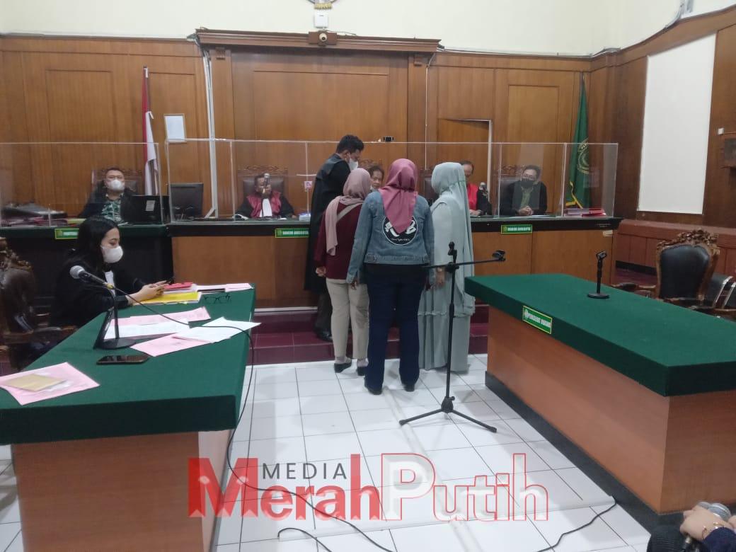 Empat orang saksi memberikan keterangan dalam sidang perkara pencurian Sertifikat rumah dan Buku Pemilik Kendaraan Bermotor (BPKB) yang dilakukan terdakwa Sabriah terhadap majikannya sendiri di PN Surabaya, (9/3) I MMP I Totok.