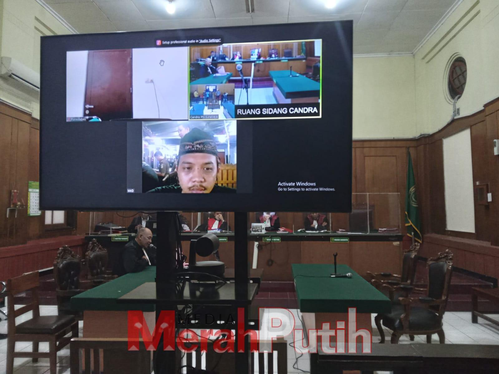 Sidang pembacaan tuntutan terhadap terdakwa Fahrul yang dinilai terbukti secara sah melanggar Undang – Undang No. 5 Tahun 1990 tentang Konservasi Sumber Daya Alam Hayati dan Ekosistemnya. Ia dituntut Jaksa Penuntut Umum pidana 1 tahun penjara di PN Suraba