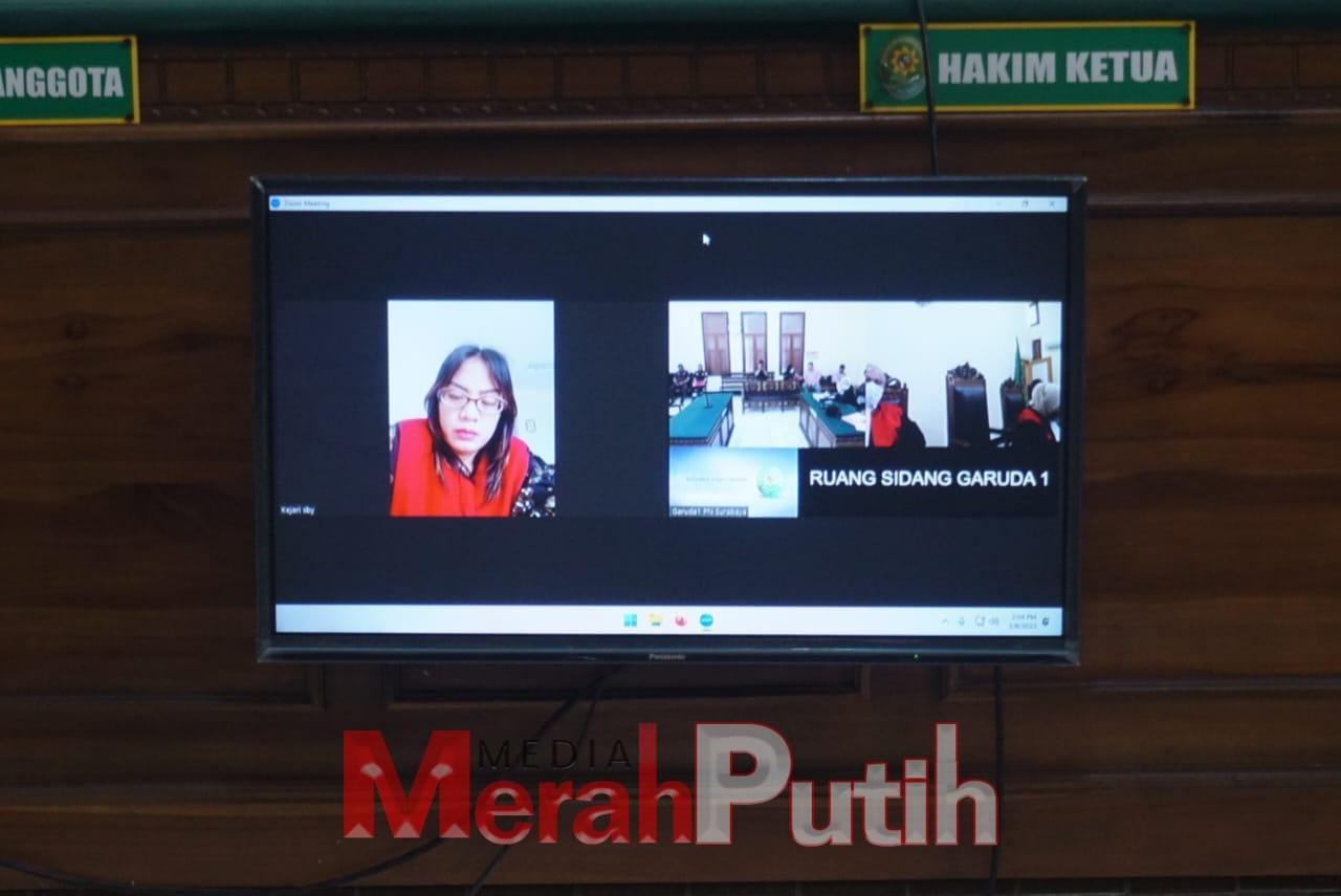 Rachmawati menjalani sidang dengan agenda pembacaan dakwaan Jaksa Penuntut Umum (JPU) terkait perkara pornografi yang membelitnya, di PN Surabaya (9/3) I MMP I Totok.