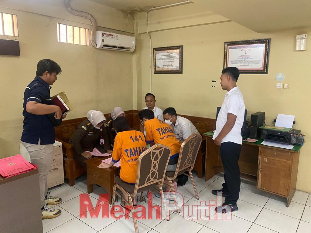 Penyerahan tahap II ketiga Tersangka kasus kebaya merah yaitu Aryarota Cumba Salaka alias Aro, Anisa Hardiyanti dan Chavia Zagita ke Kejaksaan Negeri Surabaya, Senin (6/3) I dok 