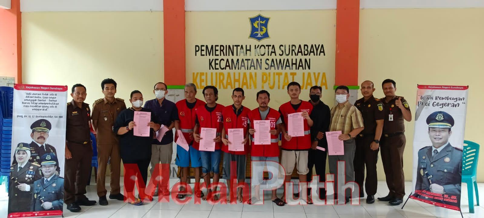 Penyerahan Surat Ketetapan Penghentian Penuntutan (SKPP) terhadap 9 tersangka di lakukan di Rumah Restorative Justice (RJ) Omah Rembug Adhyaksa, Kelurahan Putat Kecamatan Sawahan Kota Surabaya, Selasa (18/4/2023) I MMP I dok.