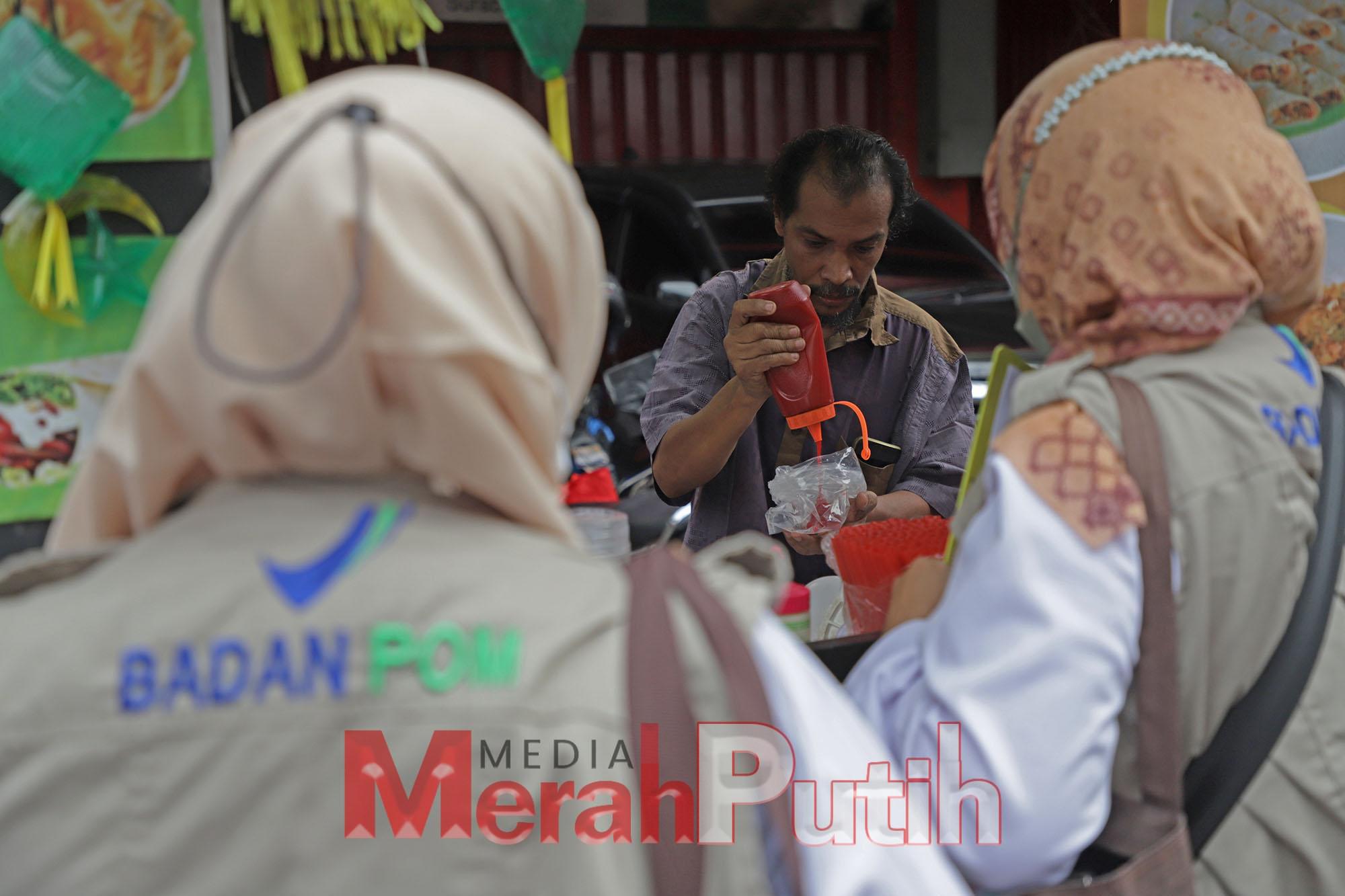 Petugas BBPOM melakukan pengujian sampel makanan di Kya-kya, Rabu (5/4) I MMP I dok humas.