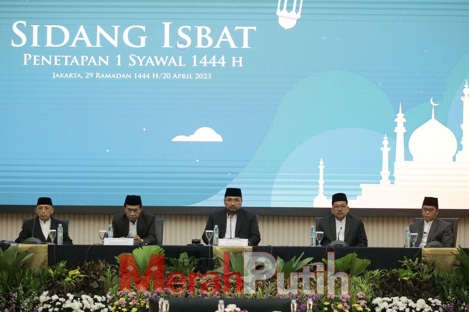 Menteri Agama (Menag) Yaqut Cholil saat memimpin langsung sidang Isbat didampingi Wakil Menteri Agama Zainut Tauhid Sa'adi, Ketua Komisi VIII DPR Ashabul Kahfi, Ketua MUI KH Abdullah Jaidi, dan Dirjen Bimas Islam Kamaruddin Amin, di Kantor Kementerian Aga