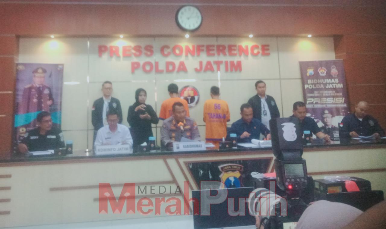 dua pelaku DS dan AT, peretas situs milik Pemprov Jatim dan ITS digelandang Tim Siber Polda Jatim saat konferensi pers di Bidang Humas Mapolda Jatim, Rabu (31/5) I MMP