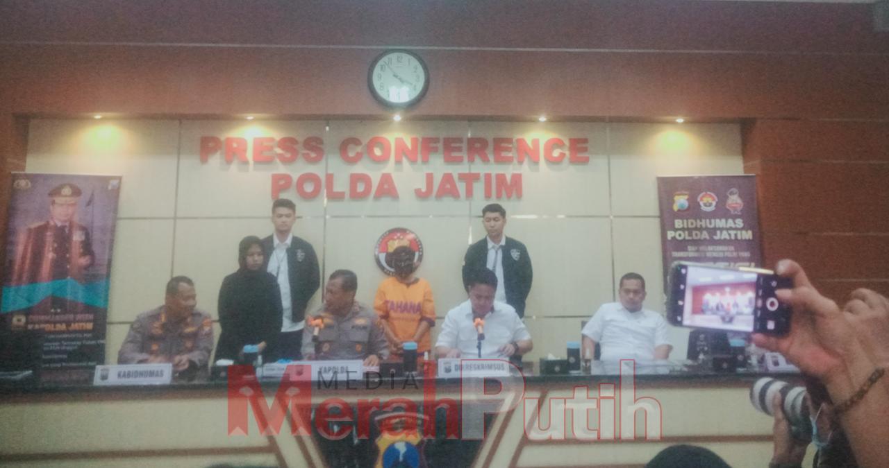 Jumpa pers di Gedung Humas Polda Jatim terkait kasus penipuan pekerja migran Indonesia (PMI) bermodus trading, Selasa (30/5) I MMP