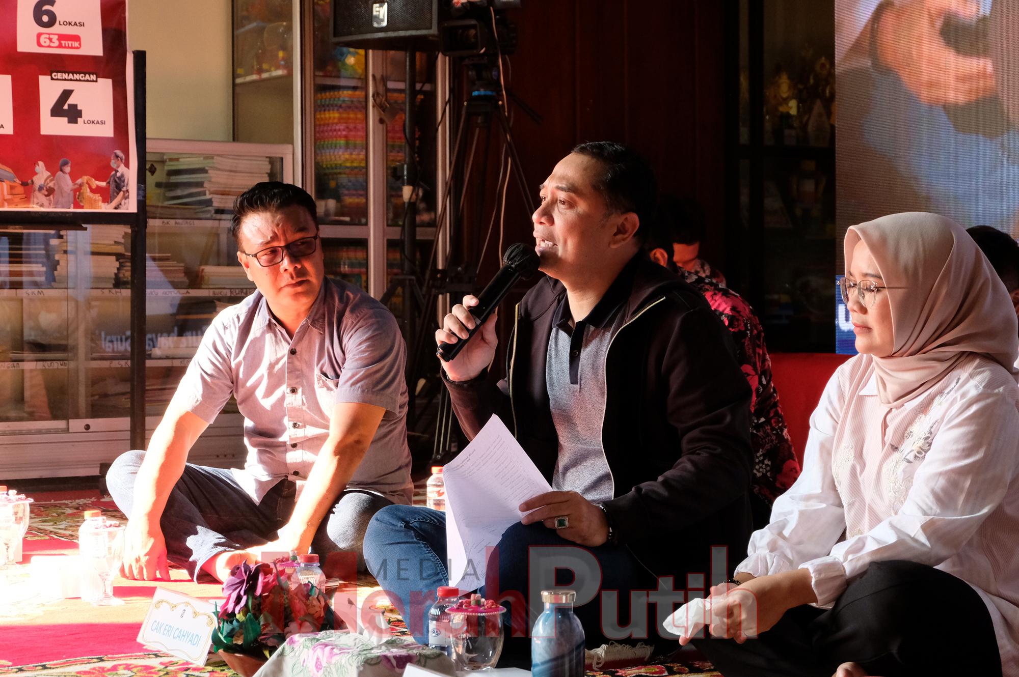 Wali Kota Eri Cahyadi mengumpulkan seluruh lurah dan camat di Balai RW XI, Kelurahan Wonokusumo, Kecamatan Semampir Surabaya, Sabtu (13/5/2023) sore