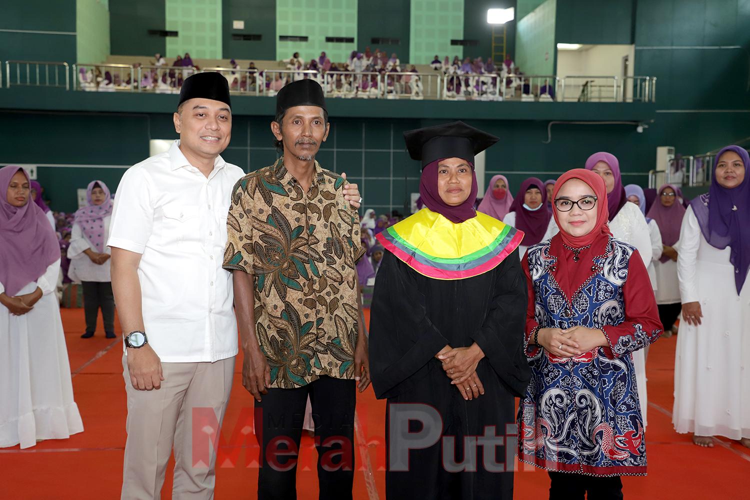 Dewi Munir (toga wisuda) mengaku dulunya penerima program gamis sejak ia bergabung dengan padat karya penghasilannya meningkat Rp 3 juta/minggu dari sebelumnya 300 ribu/minggunya