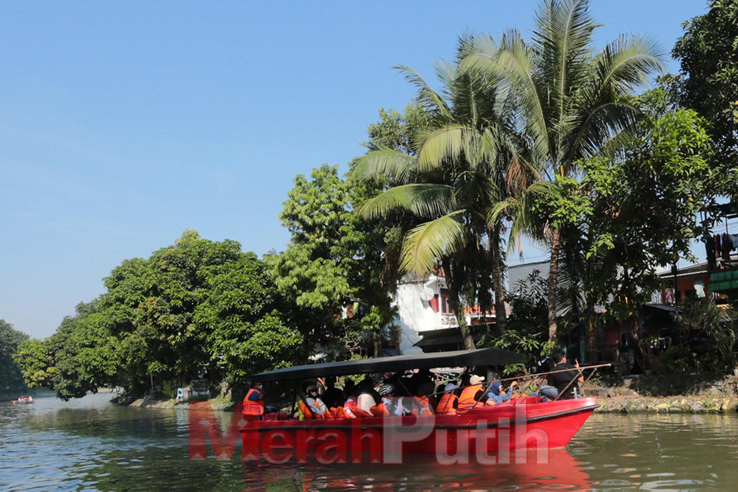 Wahana Perahu Air salah satu fasilitas wisatawan yang ada pada Taman Asreboyo (Asli Arek Suroboyo) Ngagel Surabaya I MMP I dok humas