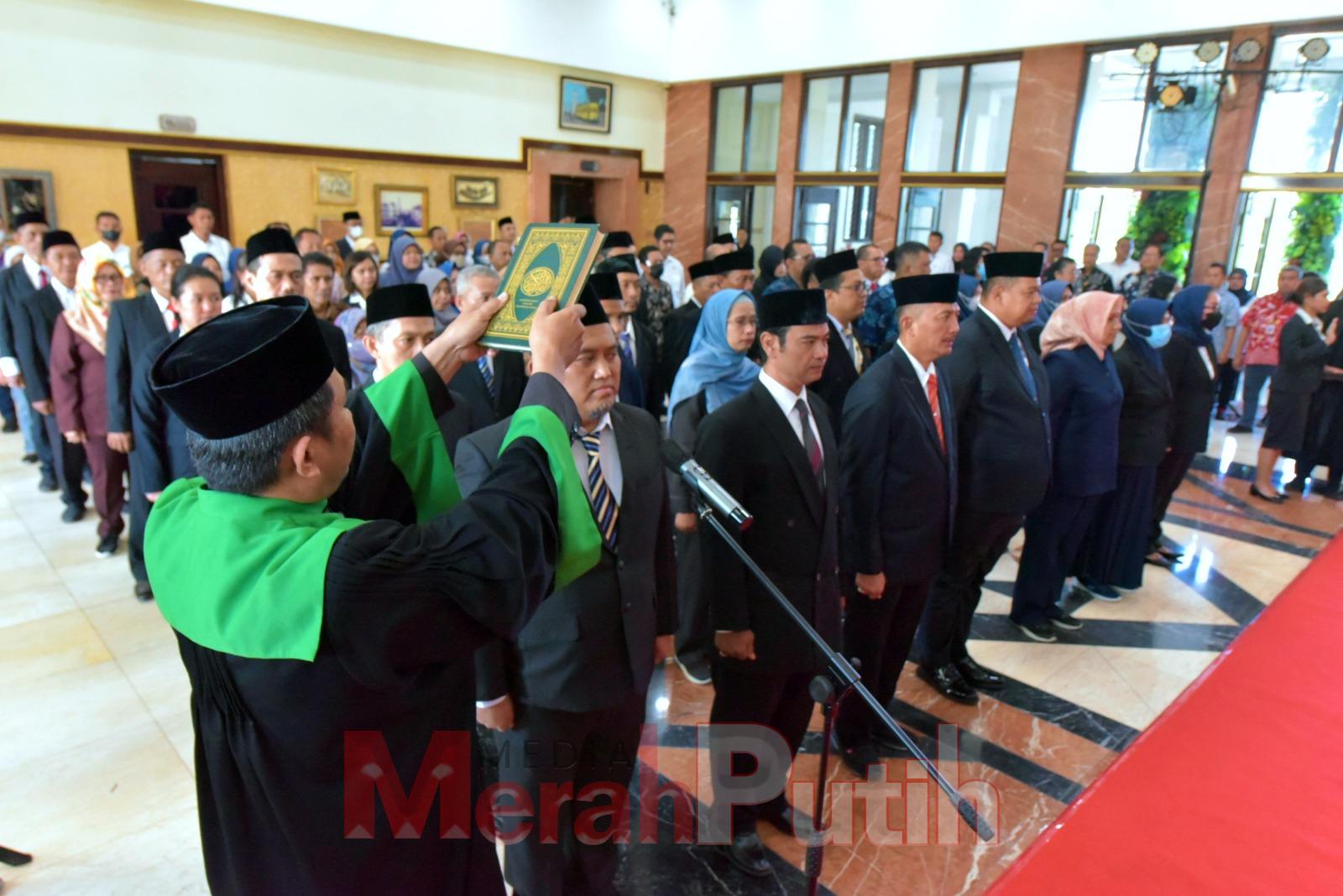 78 pejabat dirotasi dan langsung dilantik Wali Kota Eri Cahyadi di Lobi Lantai 2 Balai Kota Surabaya, Kamis (8/6) I dok