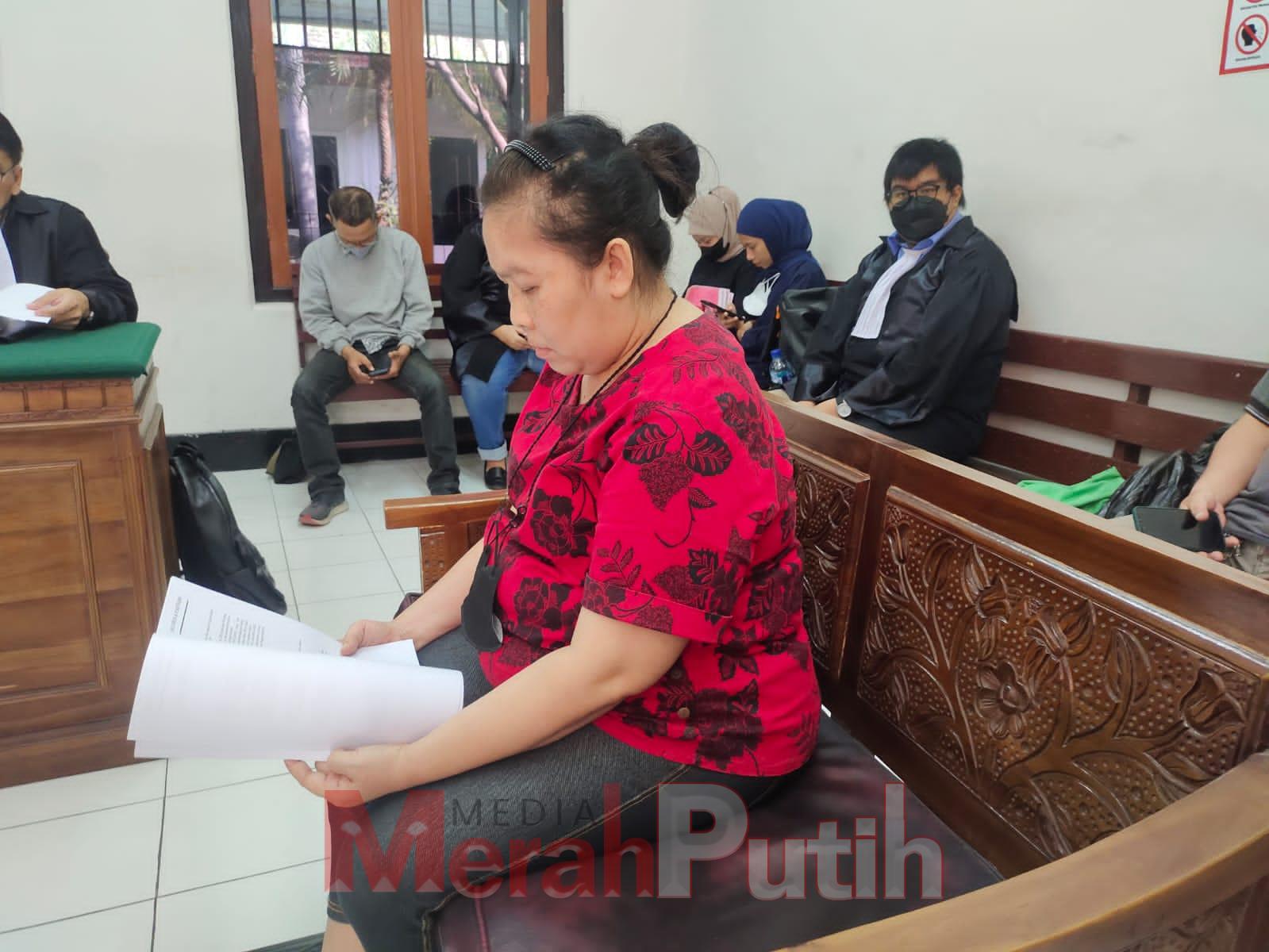 Sri Yuliani alias Bing- Bing saat mengikuti sidang di PN Surabaya, Rabu (14/6) I MMP I Totok
