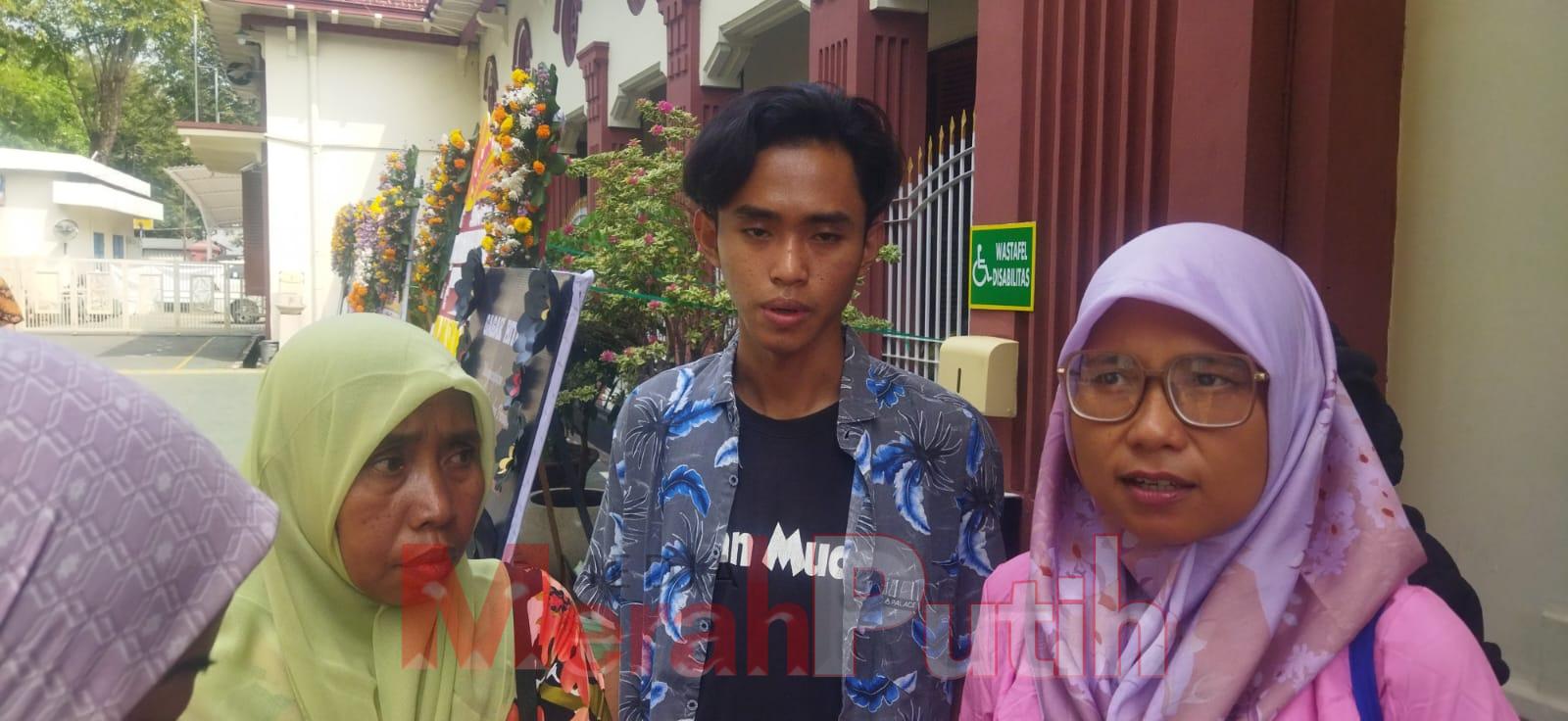 Marlayem, ibu kandung N, gadis remaja korban pembunuhan di gudang peluru Surabaya mengaku kecewa putusan hakim yang menjatuhan hukum ringan pada pelaku