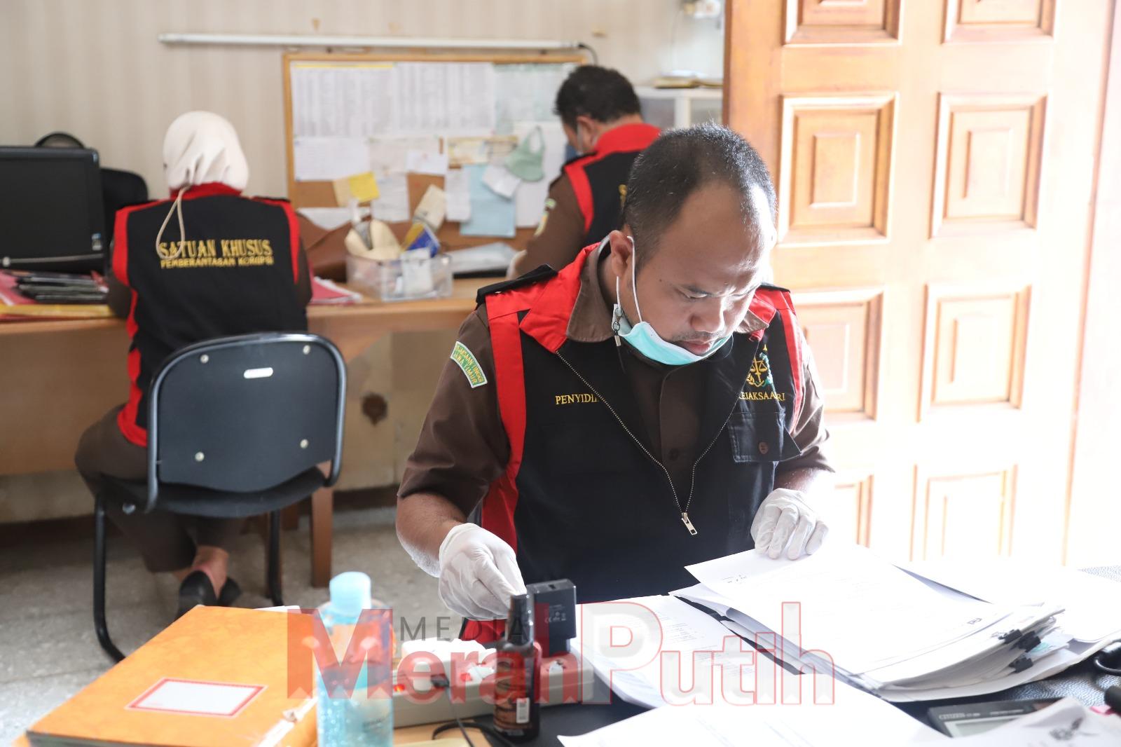 Tim Satgassus Penanganan dan Penyelesaian Perkara Tindak Pidana Korupsi (P3TPK) Kejati Jatim terus mengumpulkan dokumen terkait kasus dugaan korupai pemberian fasilitas kredit modal kerja yang dilakukan penggeledahan dibeberapa tempat di Kota Surabaya