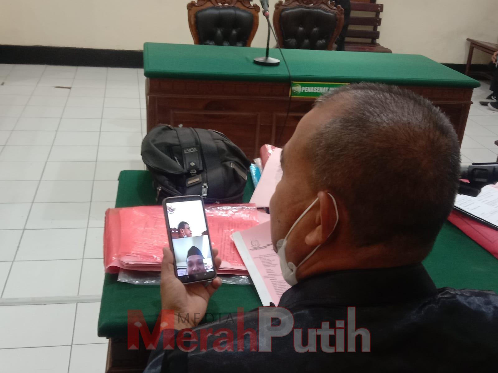 Jaksa Penuntut Umum (JPU) Bunari ketika membacakan tuntutan terhadap terdakwa Abdul Hadi melalui video call di ruang Garuda 1 PN Surabaya, Senin (12/6) I MMP I Totok
