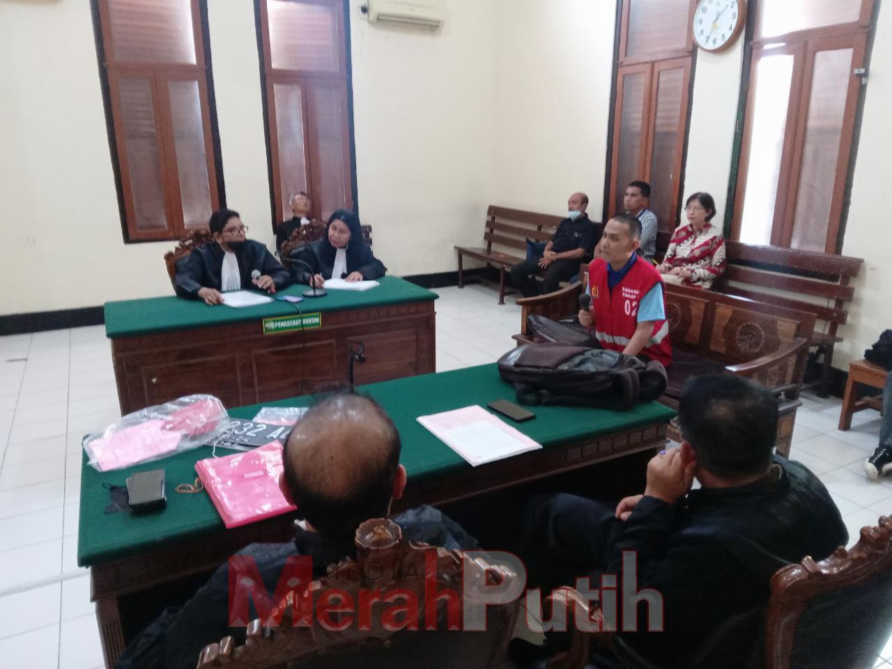 Dalam keterangan di hadapan majelis hakim yang menyidangkan perkara terdakwa Roberto mengungkapkan, bahwa dalam penyidikan sempat dimintai sejumlah uang oleh penyidik dengan dijanjikan perkaranya selesai.