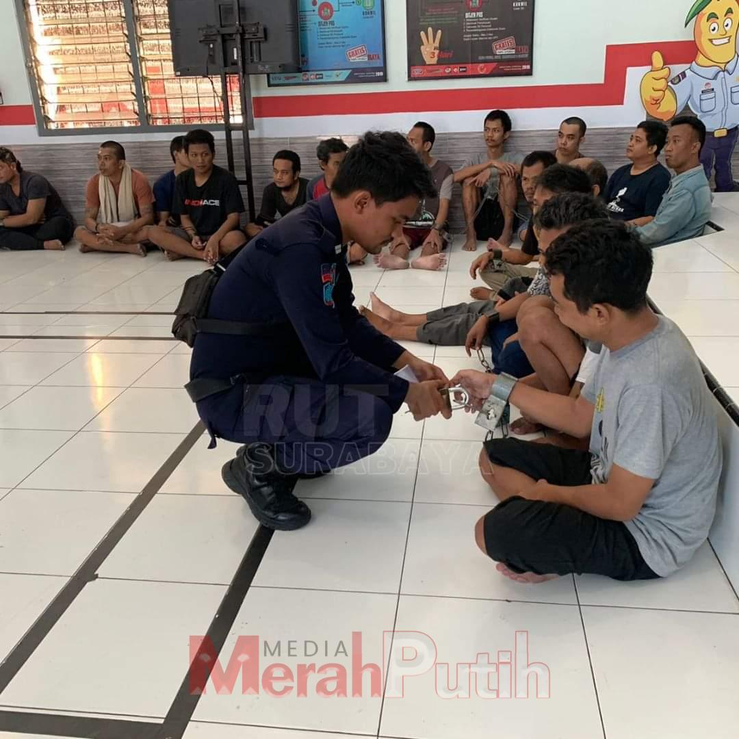 Petugas Rutan saat melakukan pengawalan ketat proses pemindahan 60 warga binaan di Rutan Medaeng dipindahkan ke dua yakni Lapas Pemuda Kelas IIA Madiun dan Lapas Kelas IIB Probolinggo I MMP I dok Rutan Medaeng