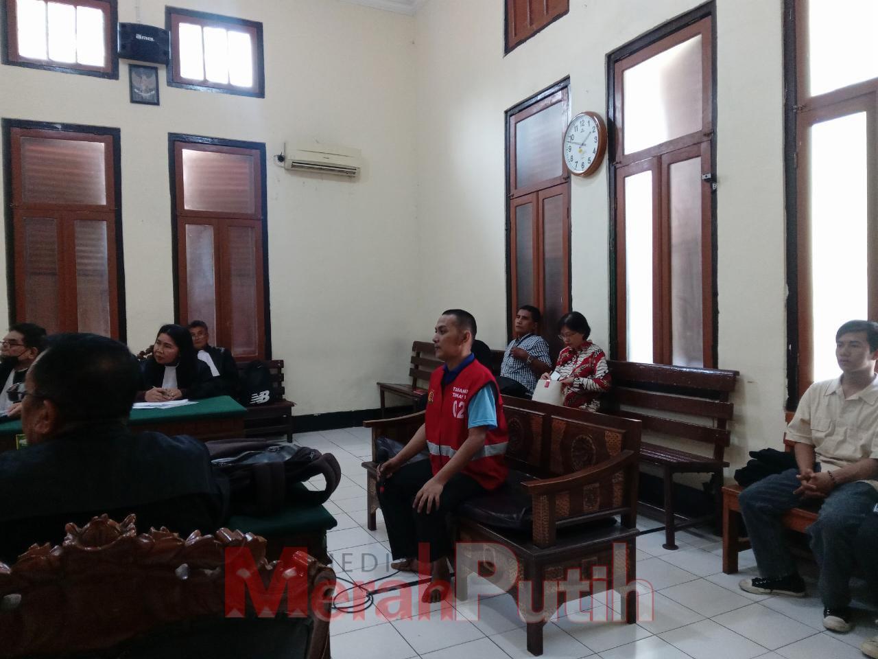Terdakwa Roberto Agustinus saat menjalani sidang dengan agenda pembacaan penuntutan jaksa di ruang Garuda 1 Pengadilan Negeri (PN) Surabaya I MMP I Totok