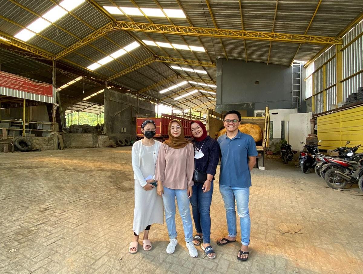 Dhany Indraswara (kanan) bersama timnya melakukan kunjungan kerja di Usaha Dagang di Desa Gamping, Kecamatan Campurdarat, Tulungagung, Jawa Timur