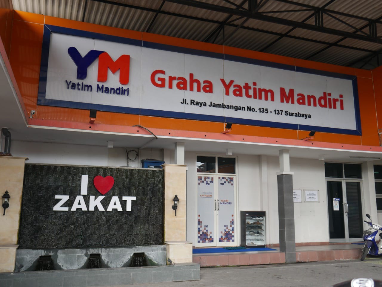 Mutrofin menggugat Ketua Pengawas Yayasan Yatim Mandiri lantaran ia tidak terima usai diberhentikan secara sepihak sebagai Ketua Pengurus yayasan