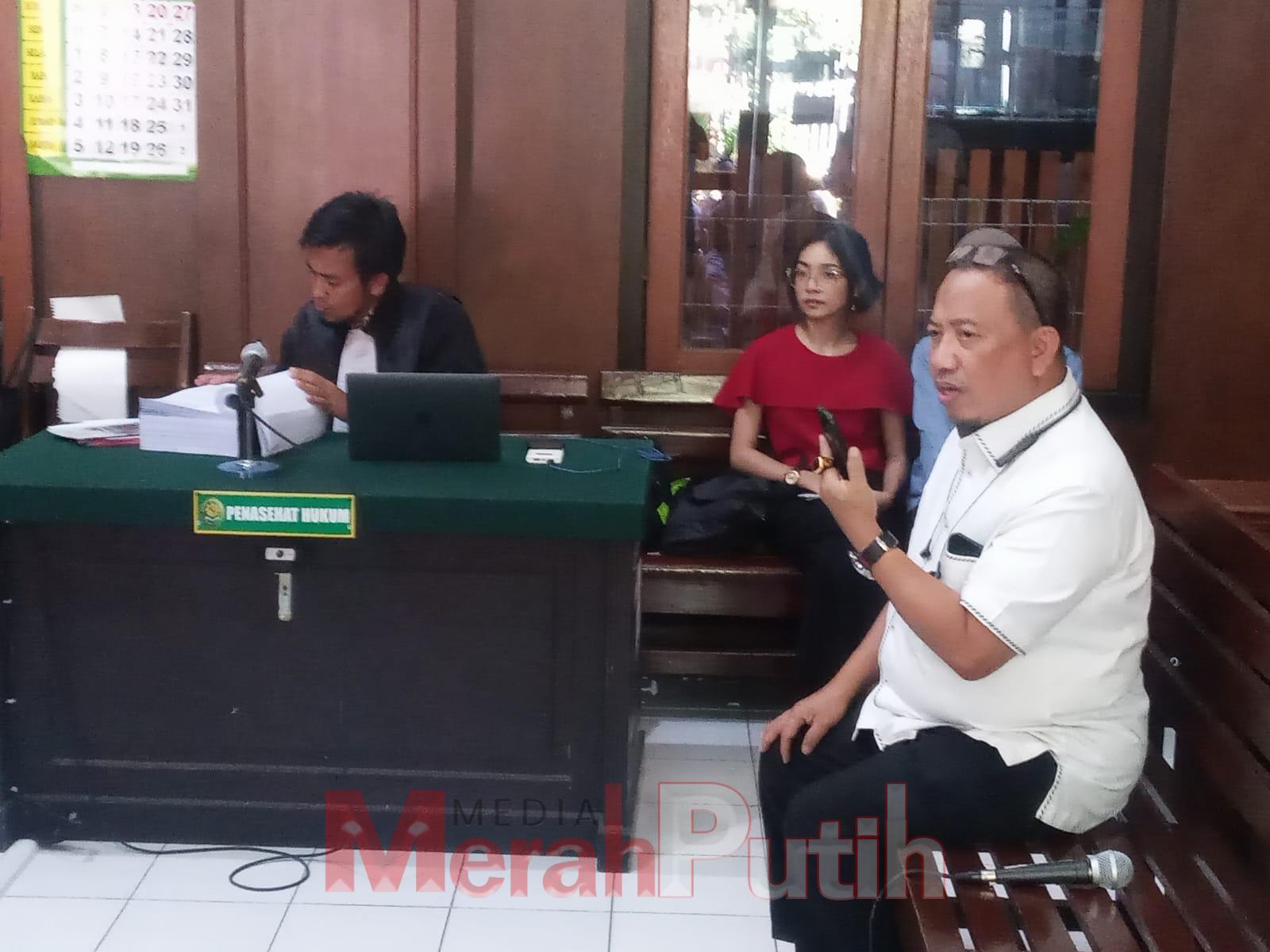Ketua Yayasan Al Hikmah Pratama, H. Muhammad Ramli ketika memberikan kesaksian di hadapan Majelis Hakim terkait dugaan penggelapan dana sumbangan umat untuk pembangunan Masjid yang dilakukan terdakwa Sugeng Widodarsono di PN Surabaya, Senin (31/07) I MMP 