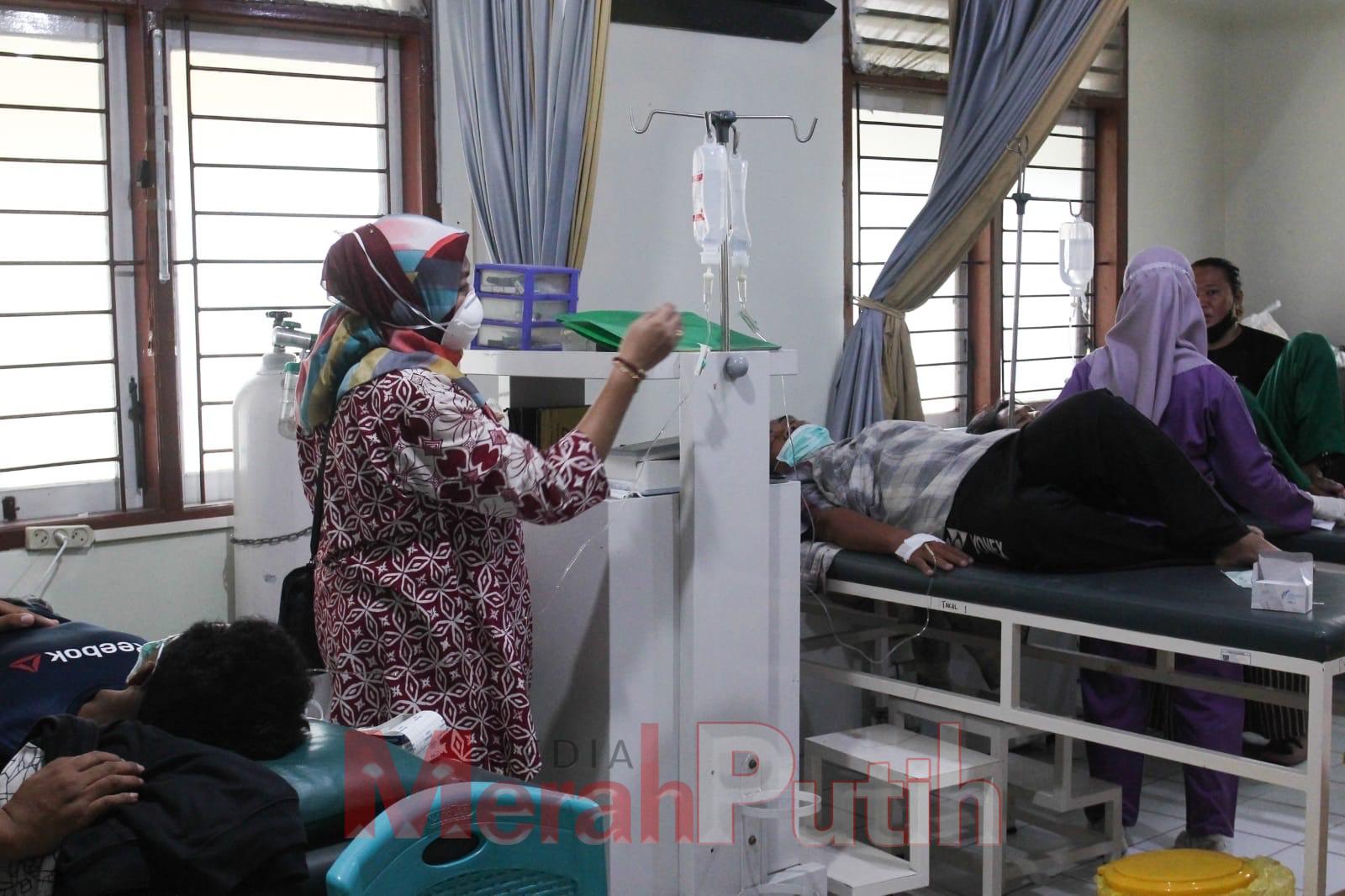  Korban keracunan massal olahan daging kurban dari 71 kini tersisa 19 pasien yang saat ini masih menjalani rawat inap di kota Surabaya