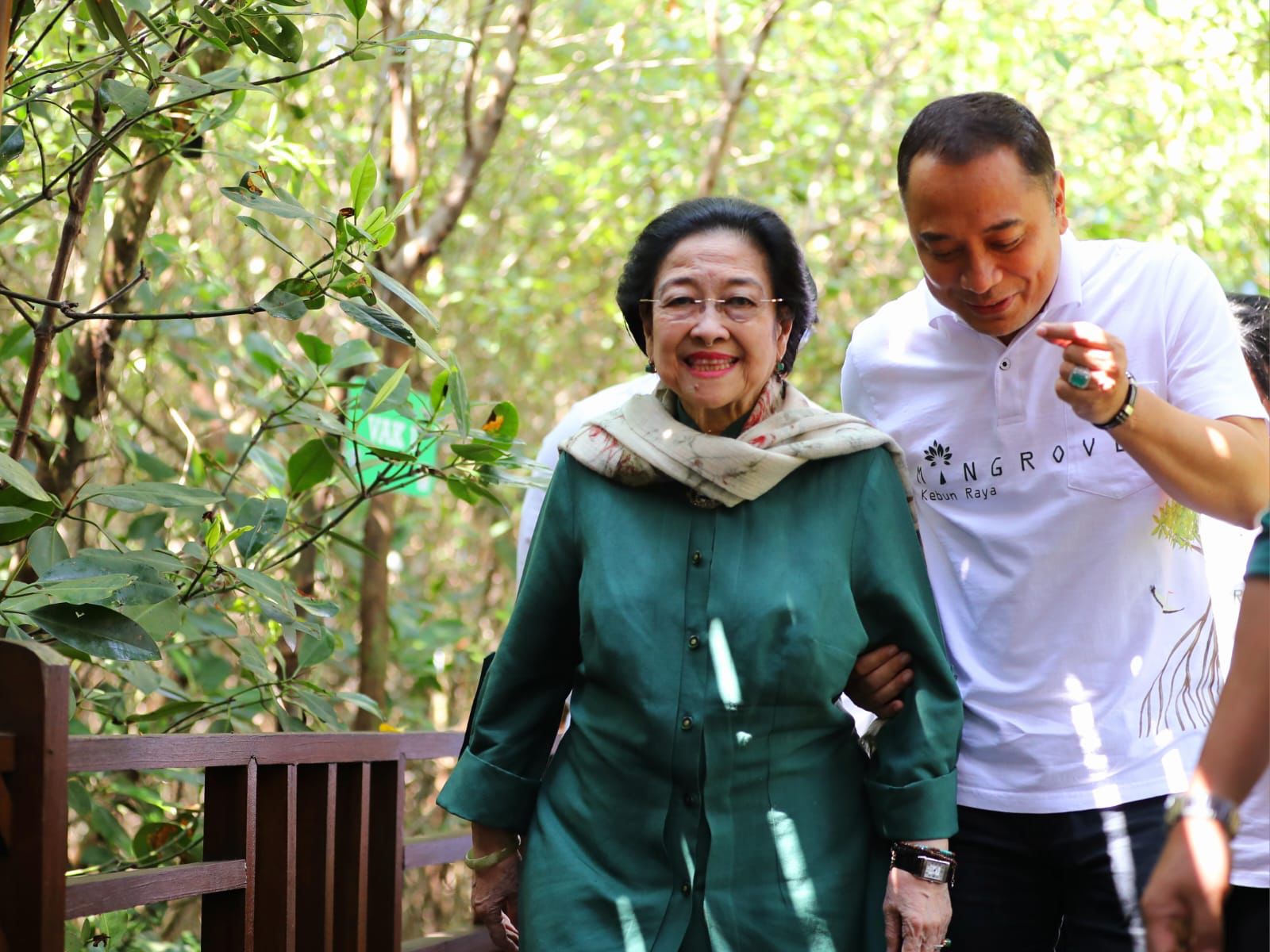 Megawati Soekarnoputri digandeng Wali Kota Eri Cahyadi usai meresmikan Kebun Raya Mangrove Surabaya, Rabu (26/7) I dok humas