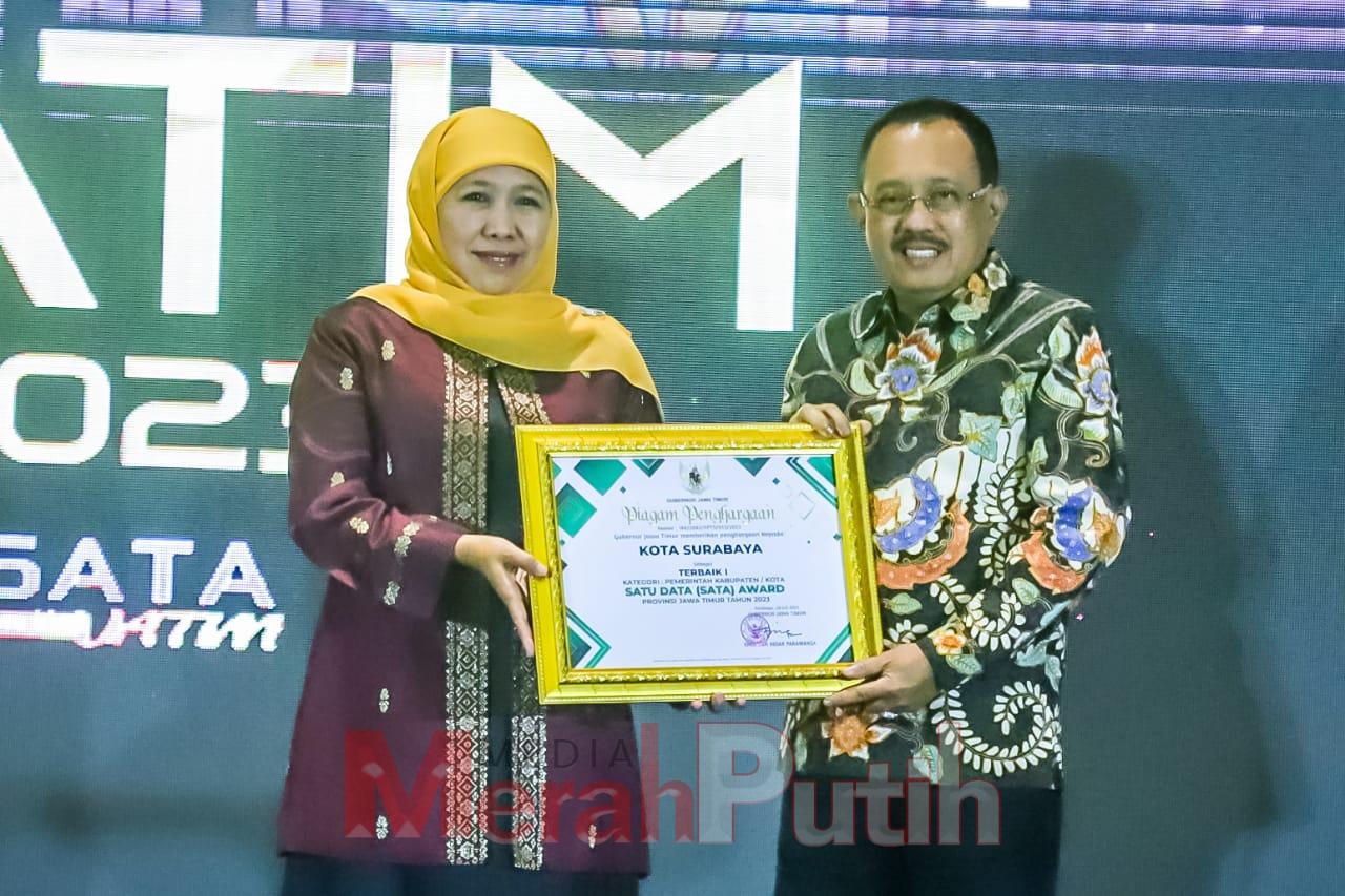 Piagam SATA Award 2023 ini, diberikan secara langsung oleh Gubernur Jatim Khofifah Indar Parawansah kepada Wali Kota Surabaya Eri Cahyadi yang diwakili oleh Wakil Wali Kota Surabaya Armuji