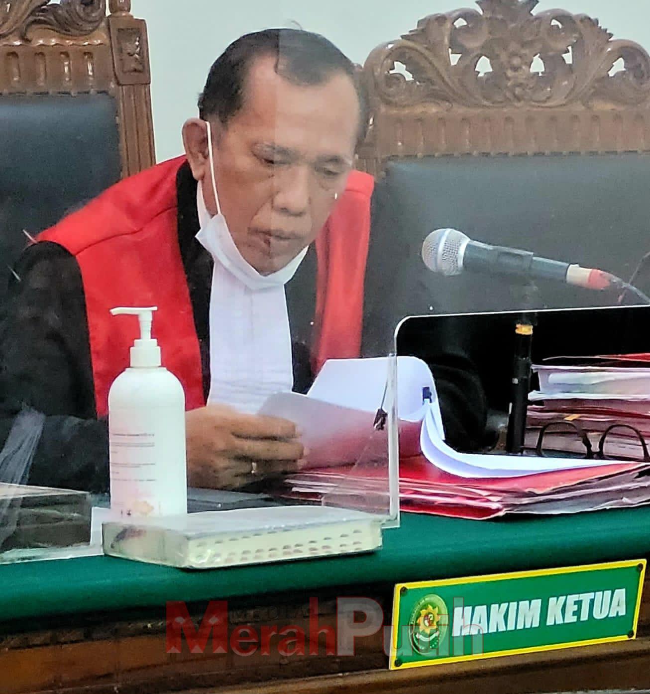 Hakim Slemet Suripto saat membacakan putusan vonis pidana penjara selama 45 hari terhadap pemilik toko obat sumber rejeki, Nur Yuliatin di PN Surabaya, Jum'at (28/7) I MMP I Totok