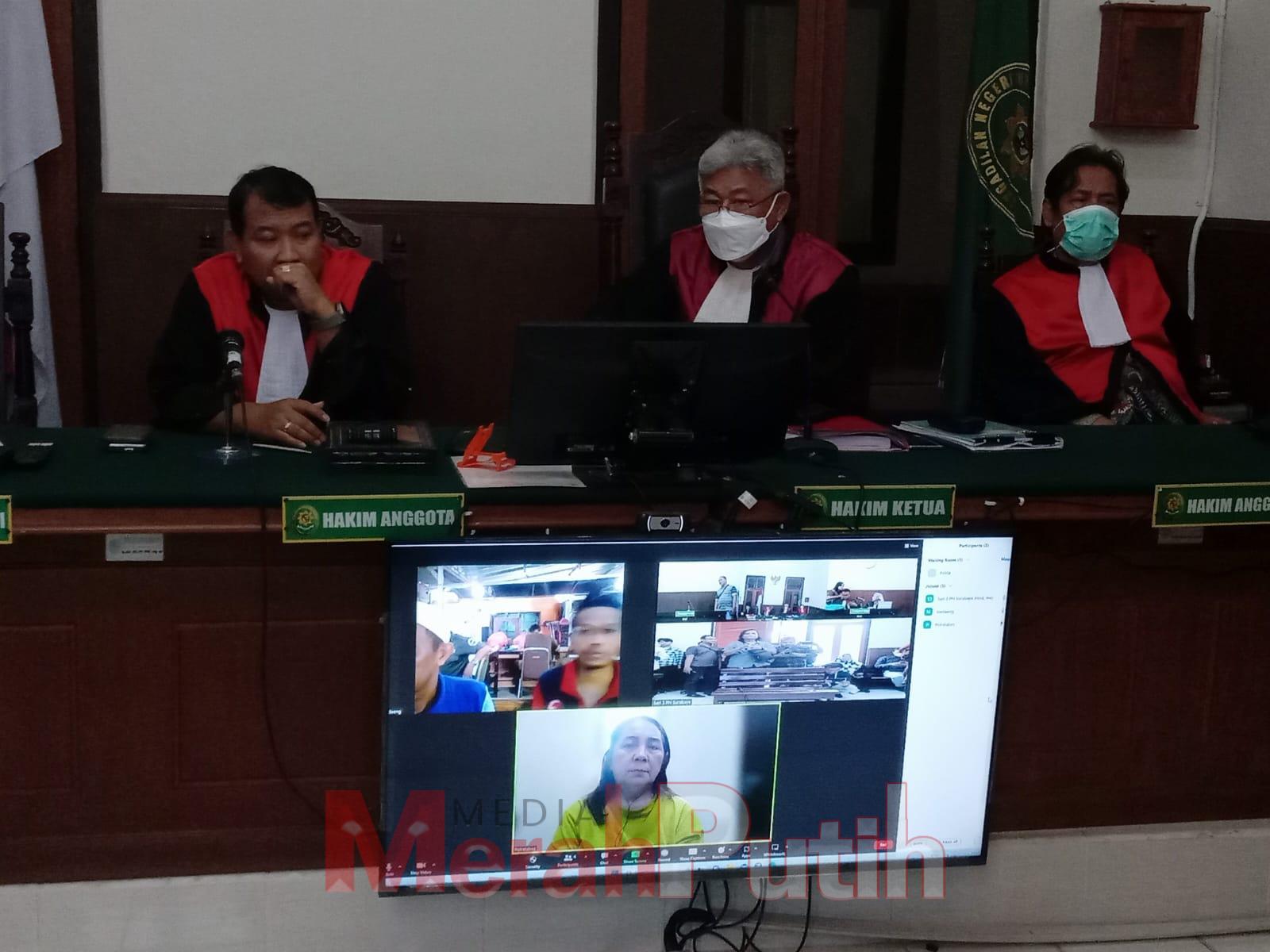 Direktur Utama PT Bentang Mega Nusantara, Chintya V Sondakh saat menjalani sidang sambungan Telekonferensi di ruang Sari 3 PN Surabaya, Rabu (3/8) I MMP I Totok
