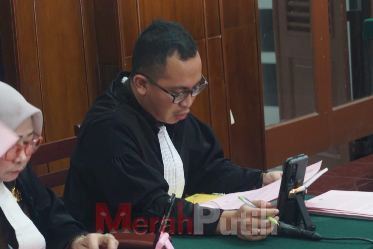 Sidang pemeriksaan terdakwa Rahmawati merupakan selebgram yang terjerat perkara mempromisikan situs judi online di PN Surabaya, Kamis (25/08) I MMP I Totok Prasytio