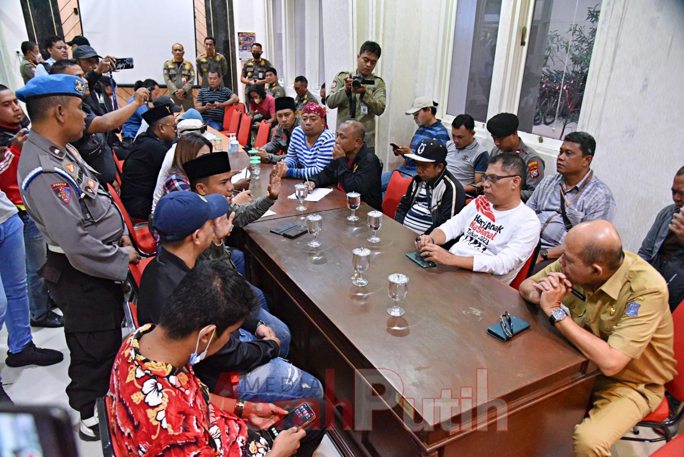 Kasatpol PP Eddy Christijanto menerima audiensi dengan sekelompok massa yang mengatasnamakan Aliansi Madura Indonesia (AMI) di ruang rapat lantai 1, Badan Kesatuan Bangsa dan Politik (Bakesbangpol) Kota Surabaya Senin (31/7) pagi.