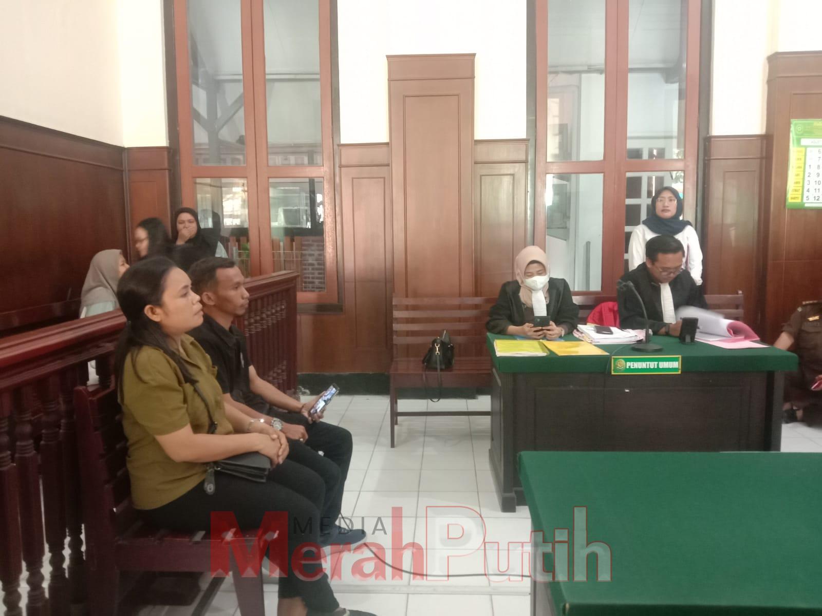 sidang agenda keterangan saksi, JPU menghadirkan saksi korban yaitu Yuliani Fransina Solo dan Ach Soleh dengan terdakwa Irwan Koes Wardhono di PN Surabaya, Rabu (18/8) I MMP I Totok Prastio